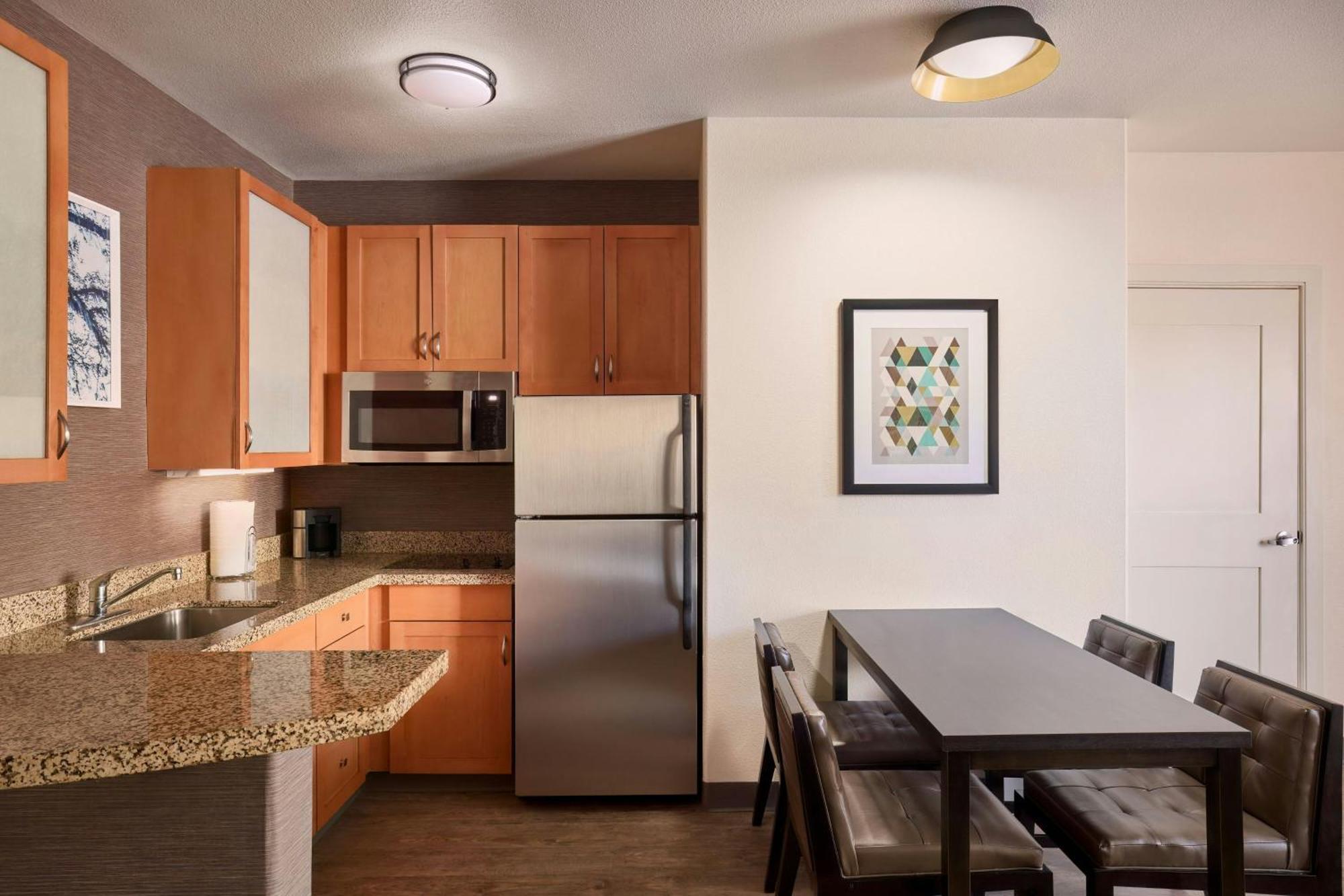 1 Bedroom 2 room Suite 2 Queen Sofa bed