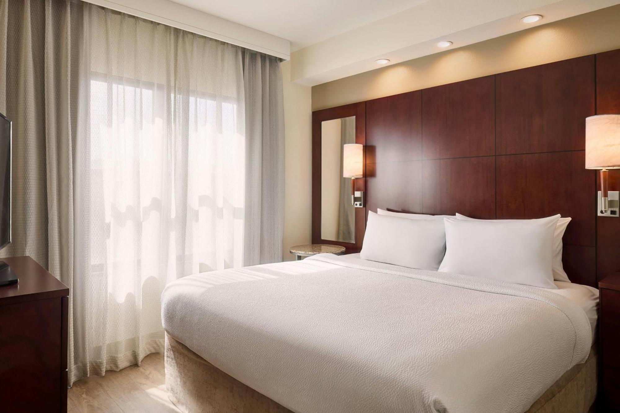 1 Bedroom 2 room Suite 1 King Sofa bed