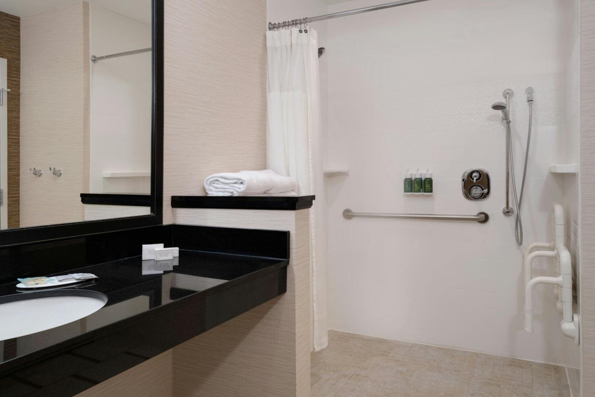 Queen Room Two Queen Beds Bathtub Mobility Access