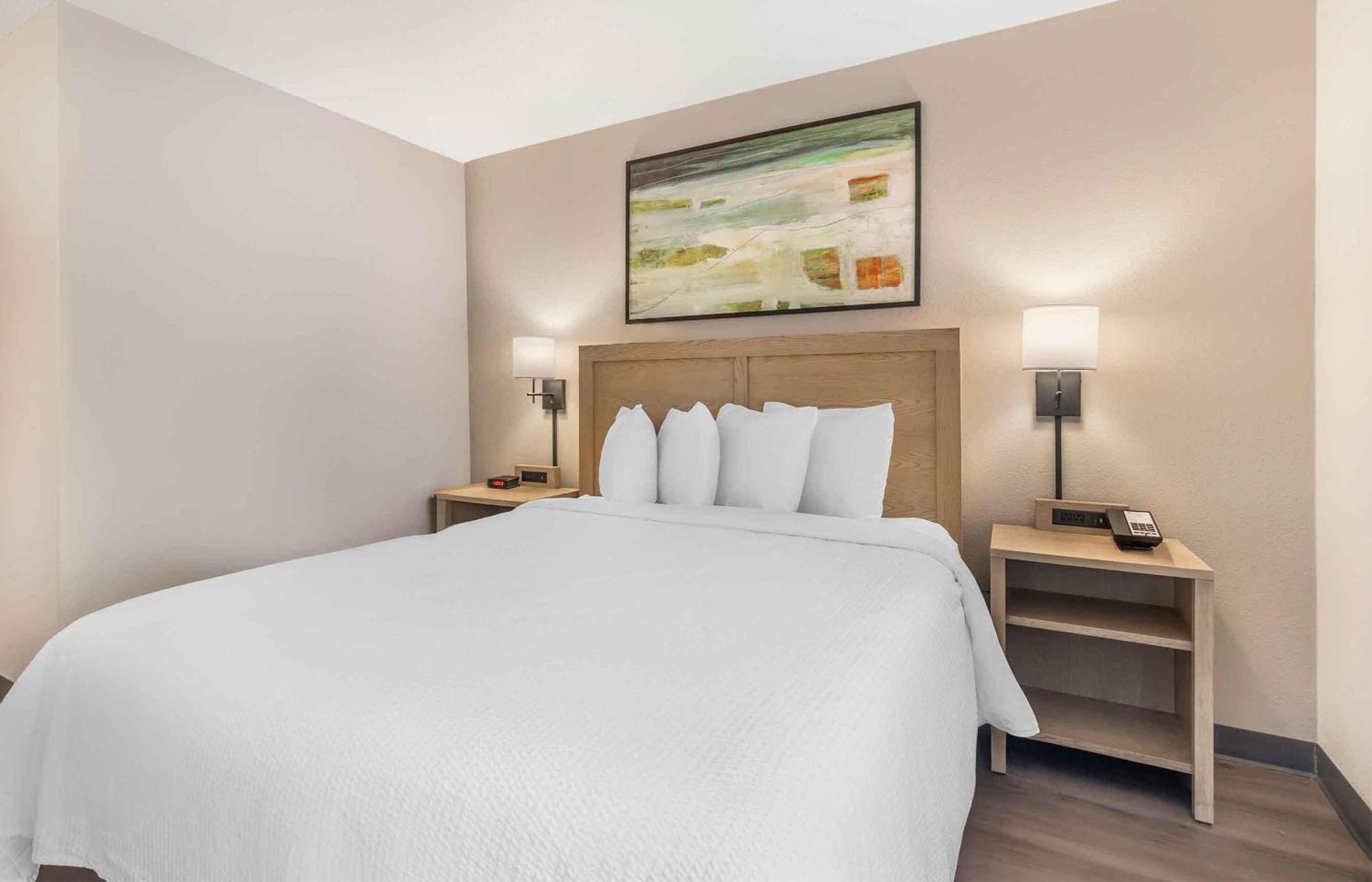 Premium Deluxe Studio 1 Queen Bed Non-Smoking