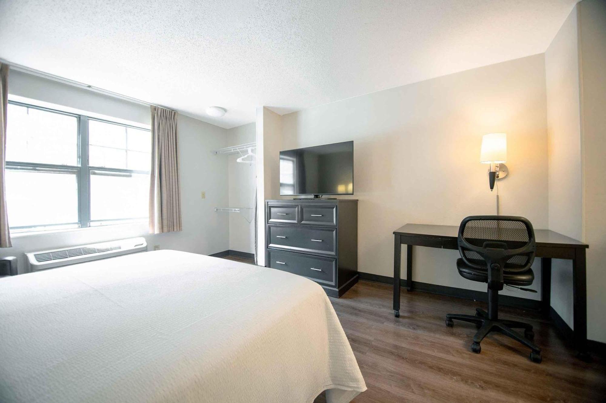 Deluxe Studio 1 Queen Bed Non-Smoking
