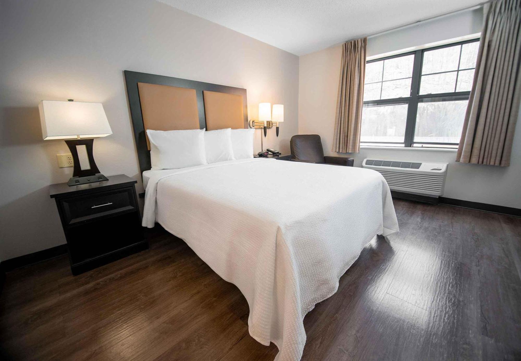 Deluxe Studio 1 Queen Bed Non-Smoking