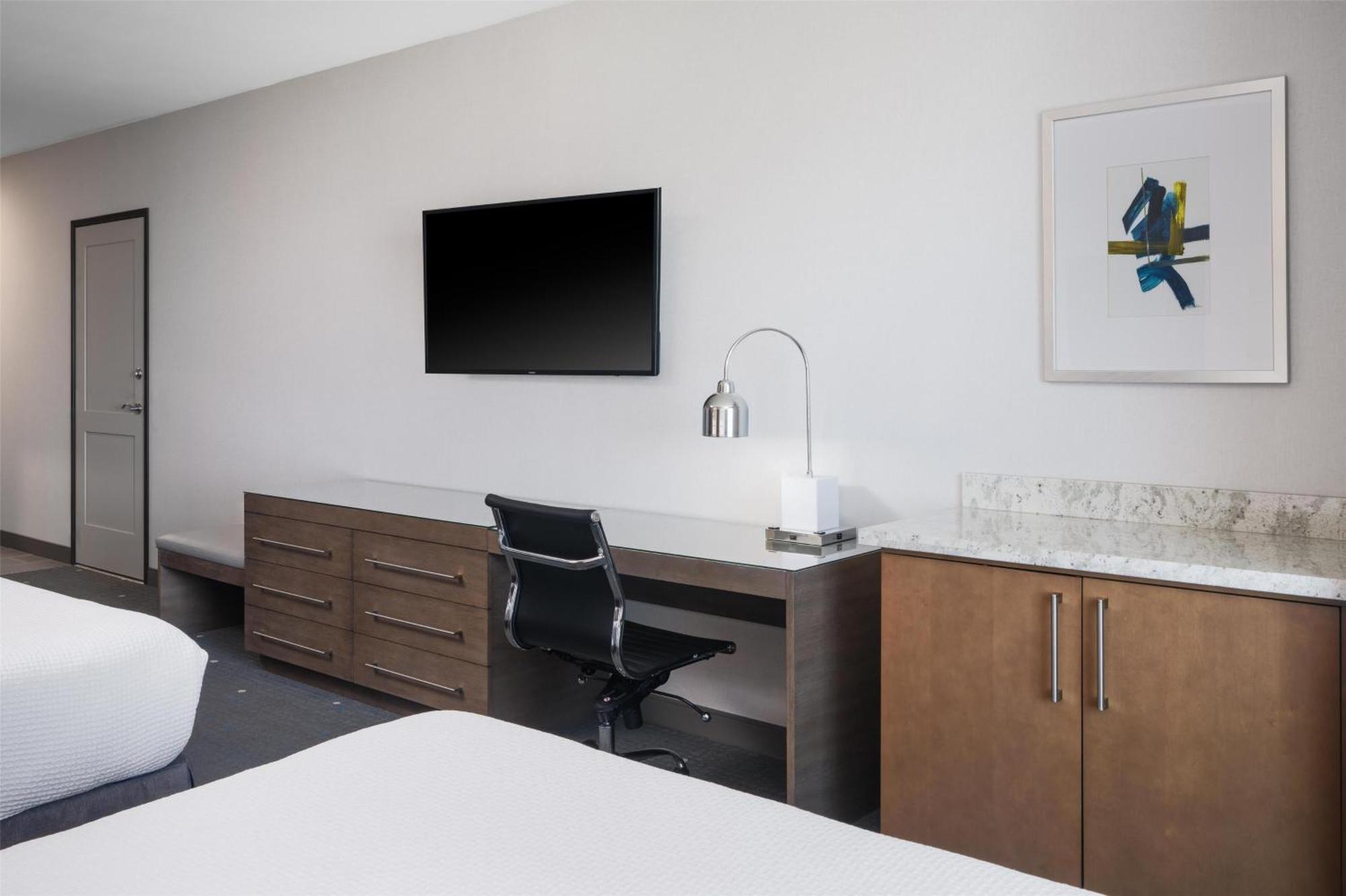 Queen Room Two Queen Beds Bath Tub Mobility Access