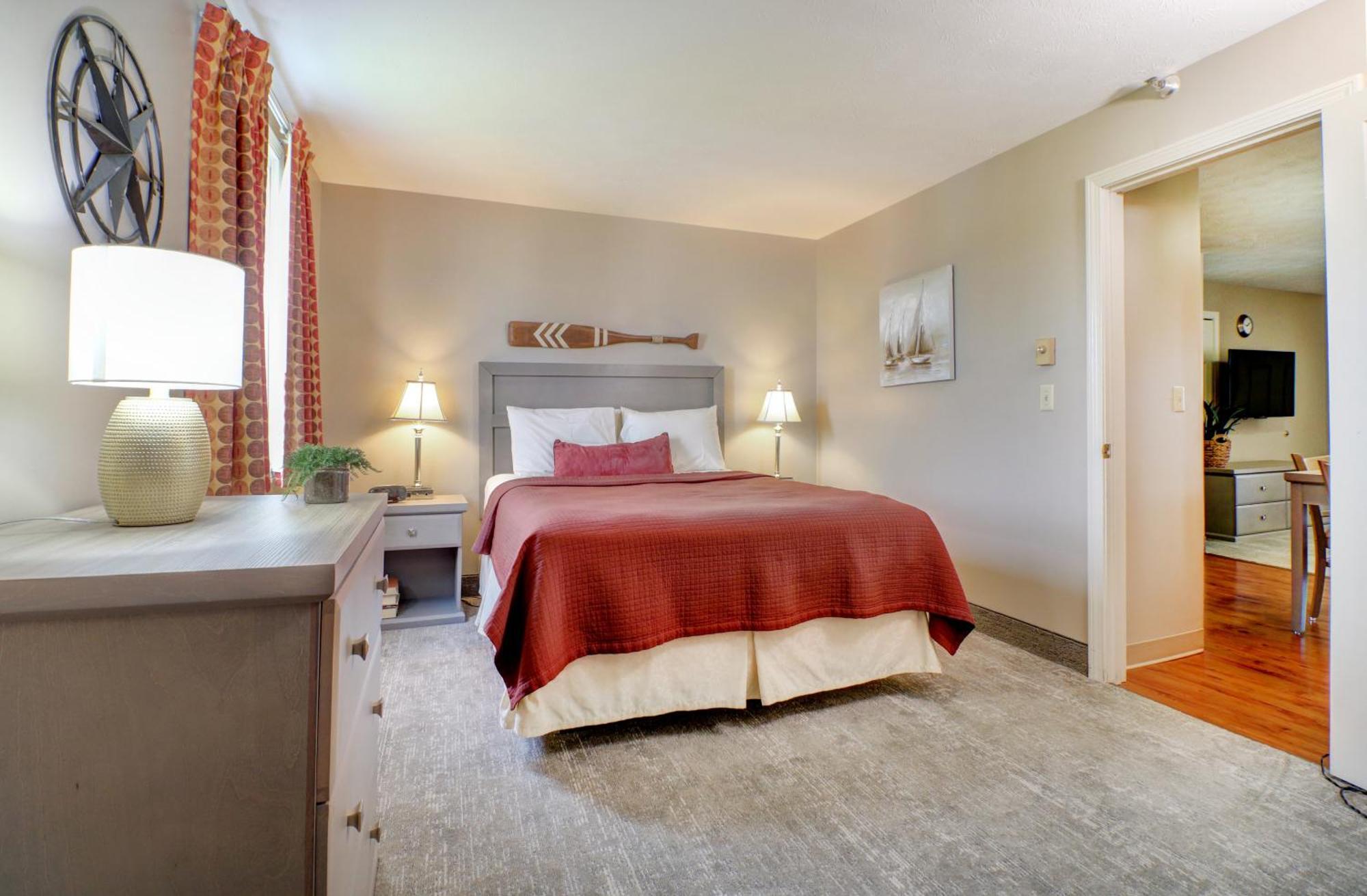 1-Bedroom Suite or Queen bed