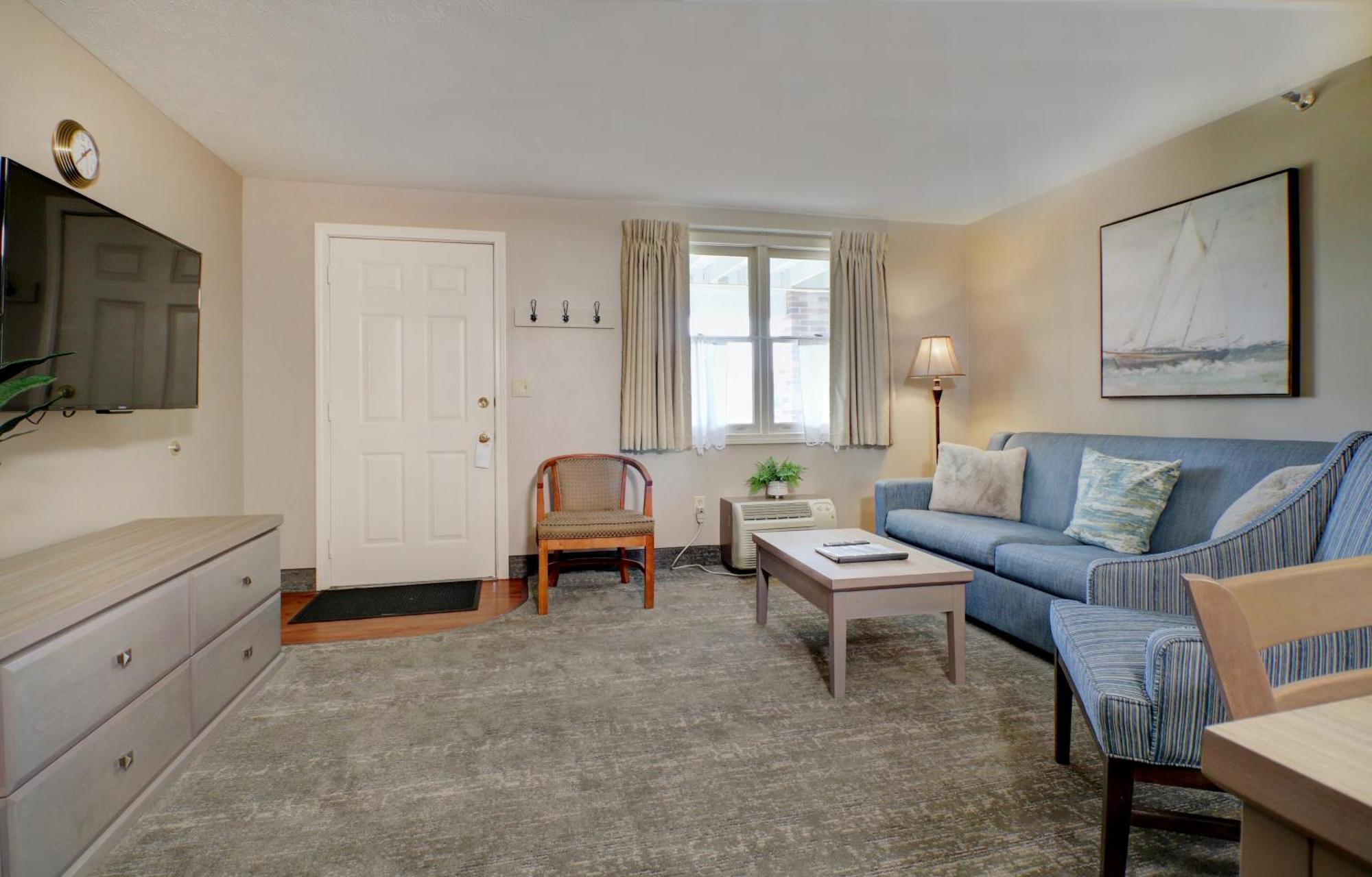 1-Bedroom Suite or Queen bed