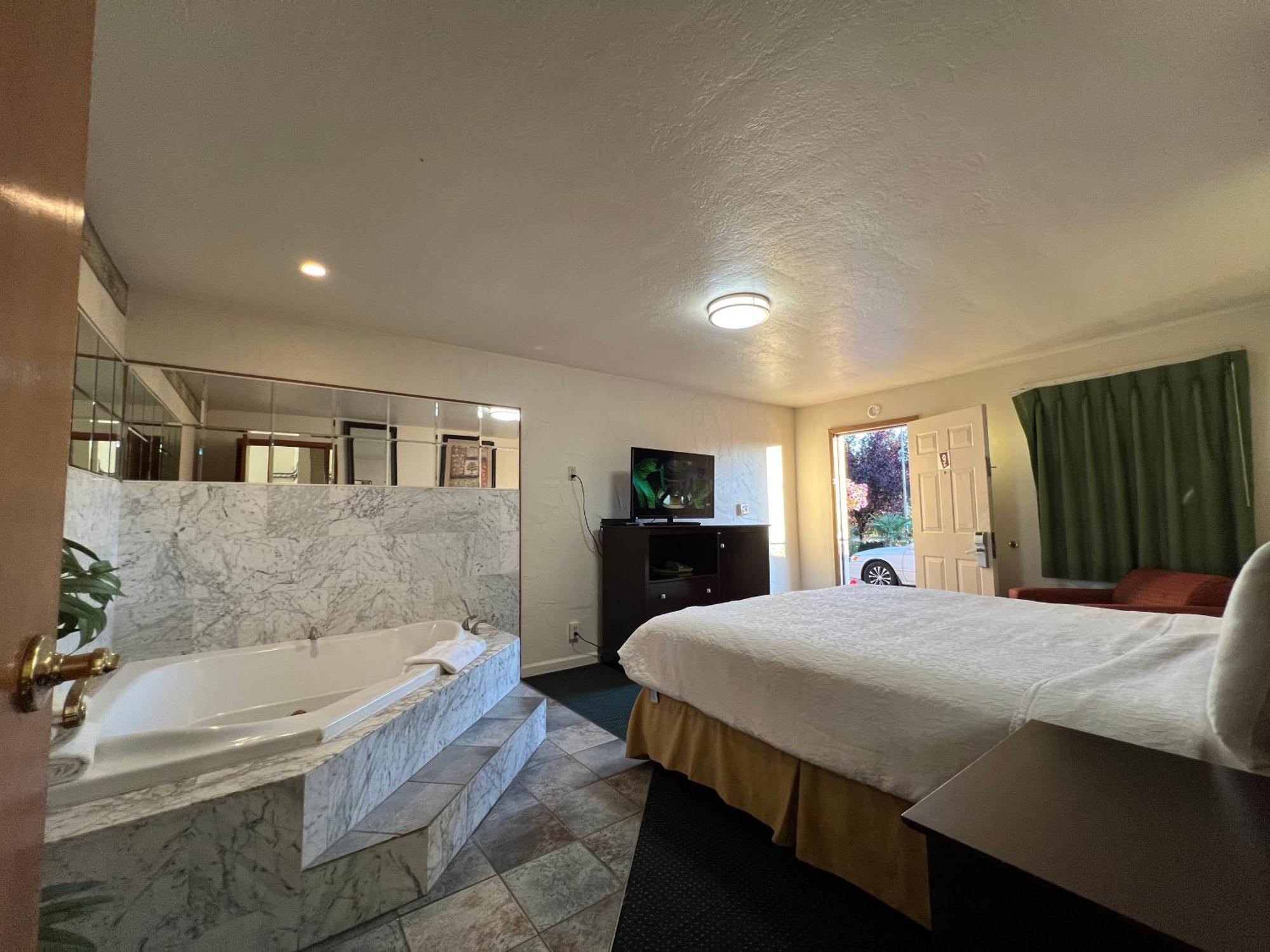 King Suite Spa Bath