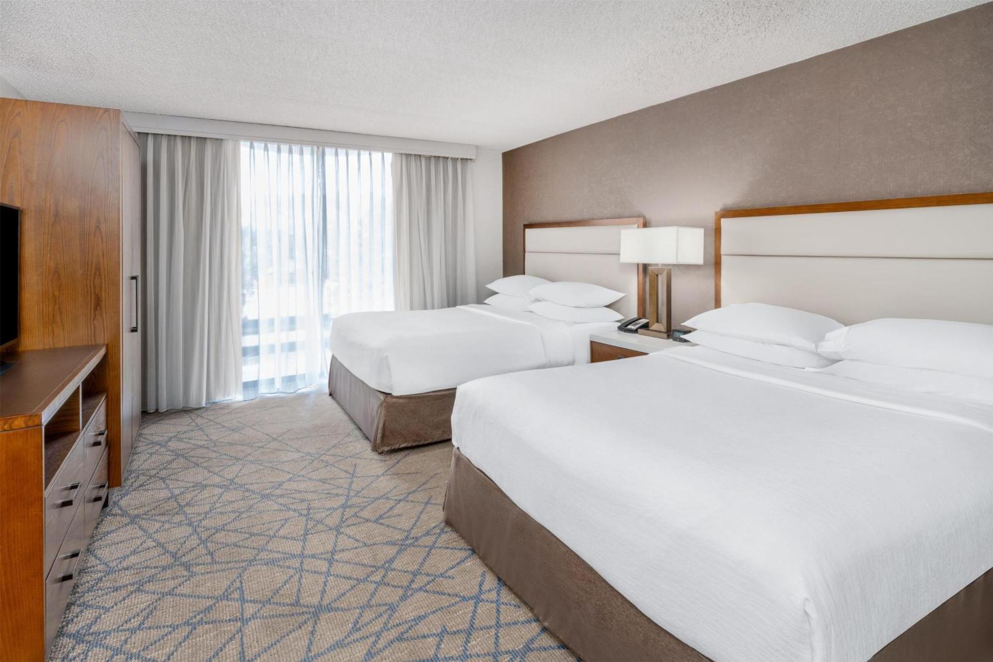 Deluxe Queen Suite