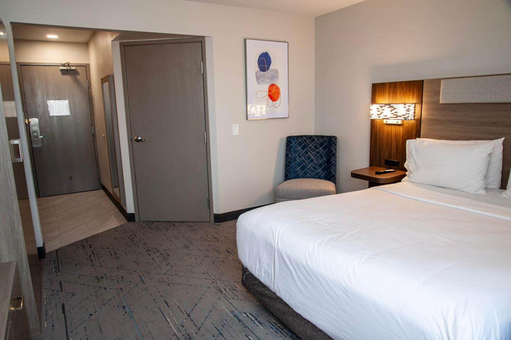 Queen Room Mobility Access Roll Shower