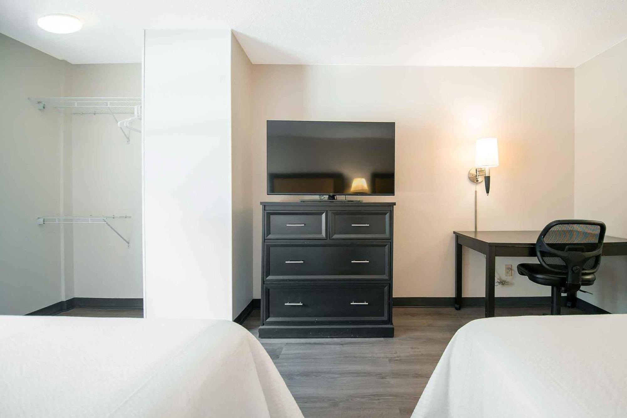 Deluxe Studio Two Queen Beds Disability Access or Non-Smoking
