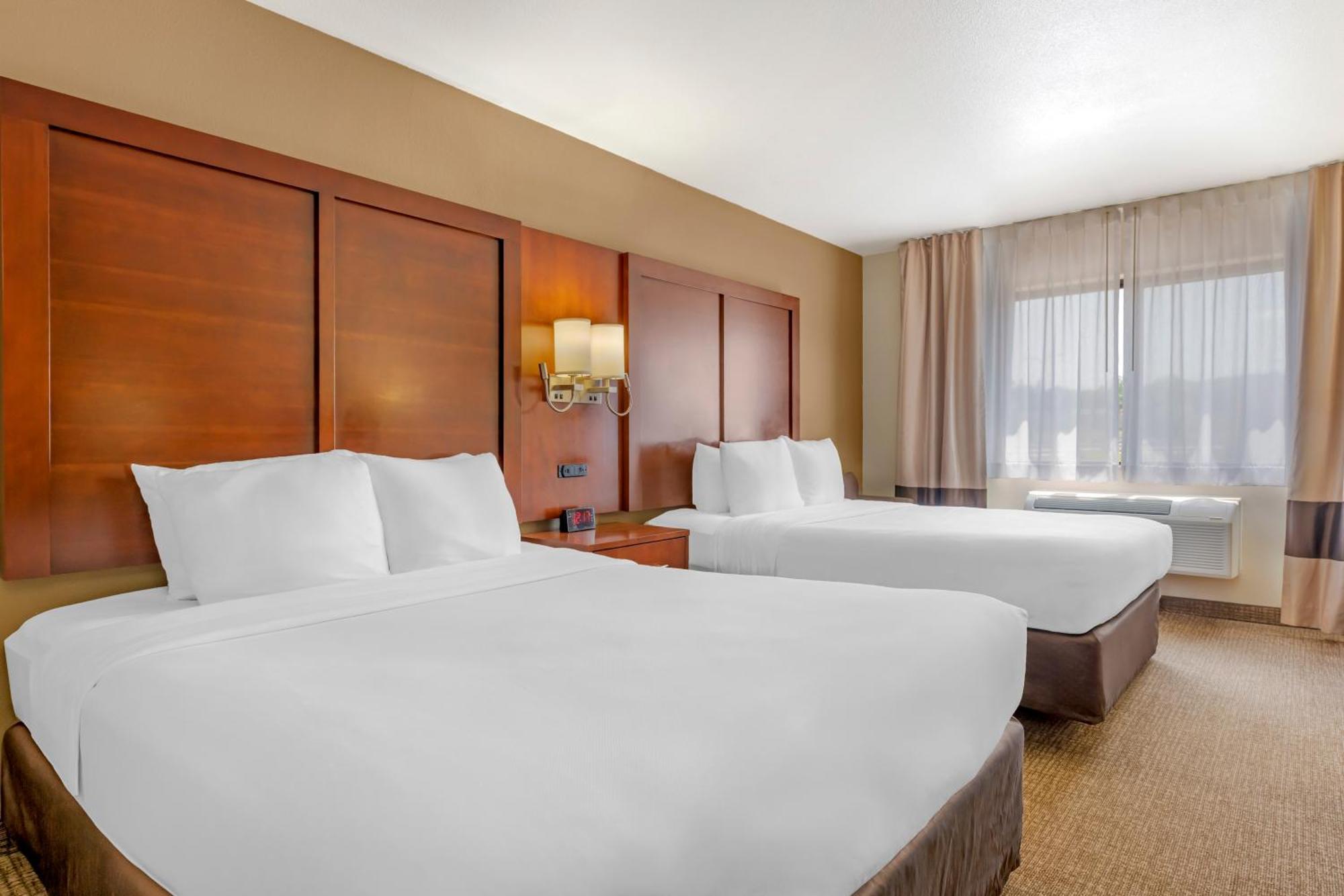Queen Room Two Queen Beds Non-Smoking or Pet Friendly