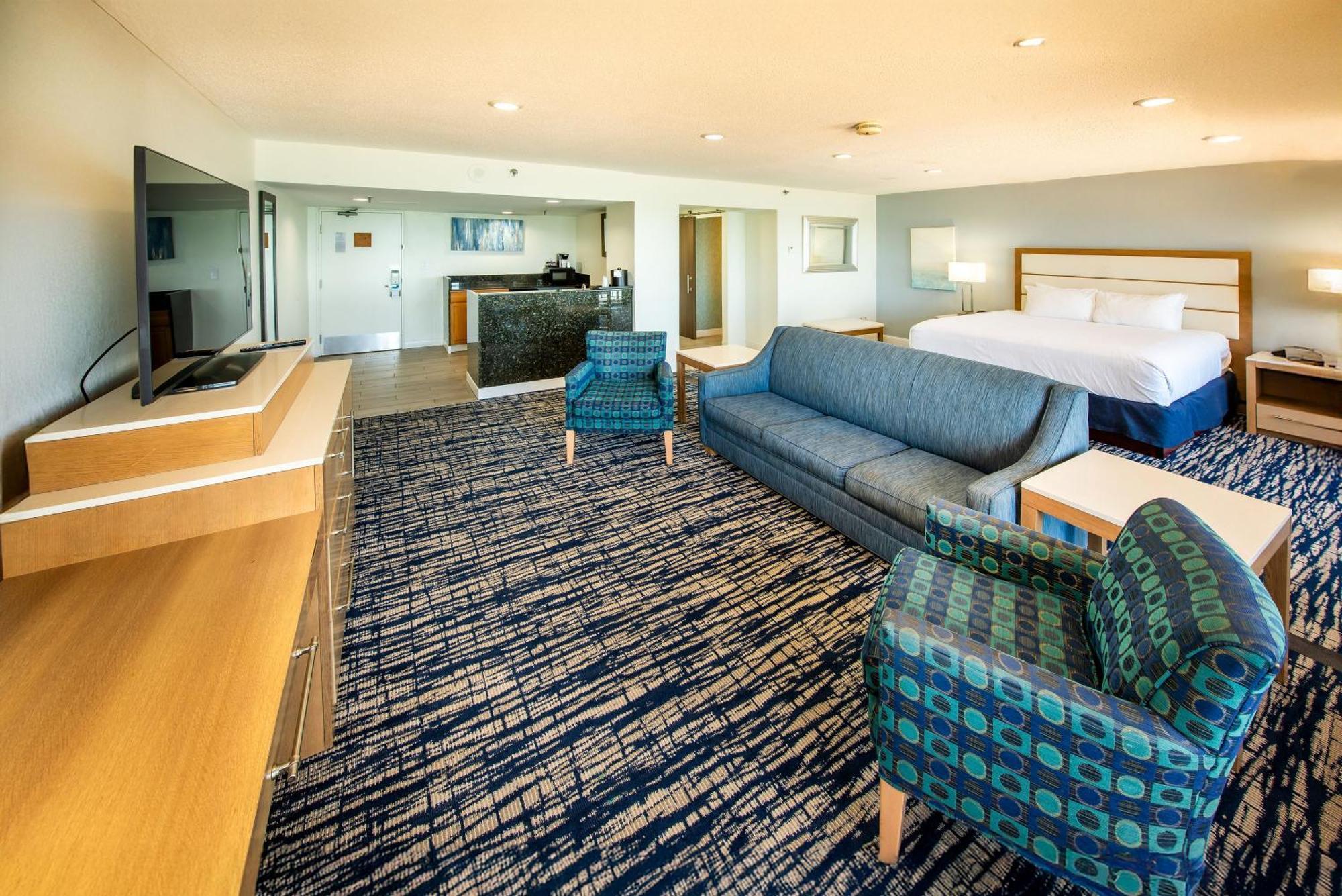 Oceanfront Junior Executive Studio Suite 1 King Bed Sofabed