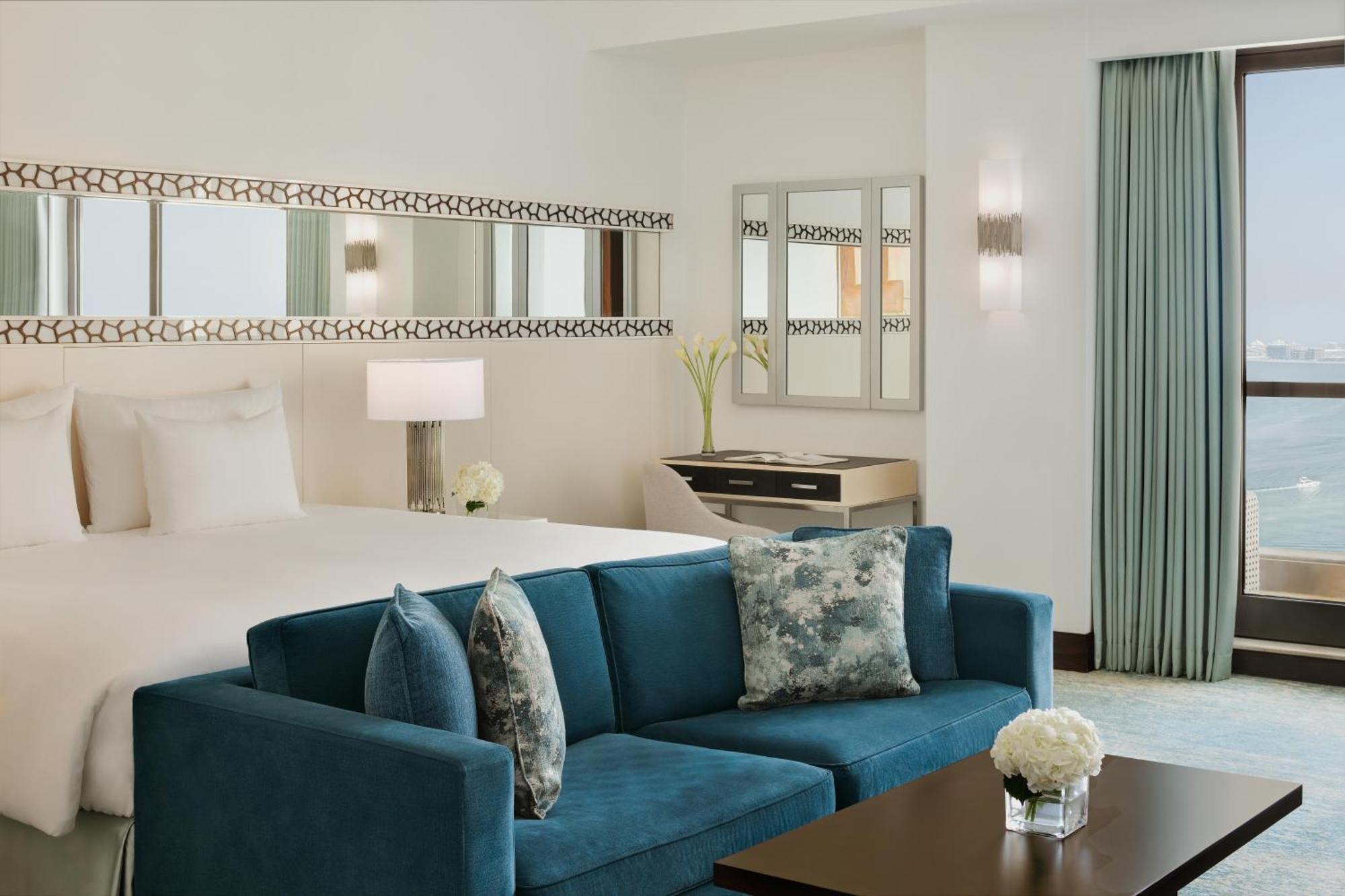 Apartament typu Junior Suite z balkonem, widokiem na widokiem na morze oraz diabelski młyn w Dubaju i dostępem do salonu Coral Lounge