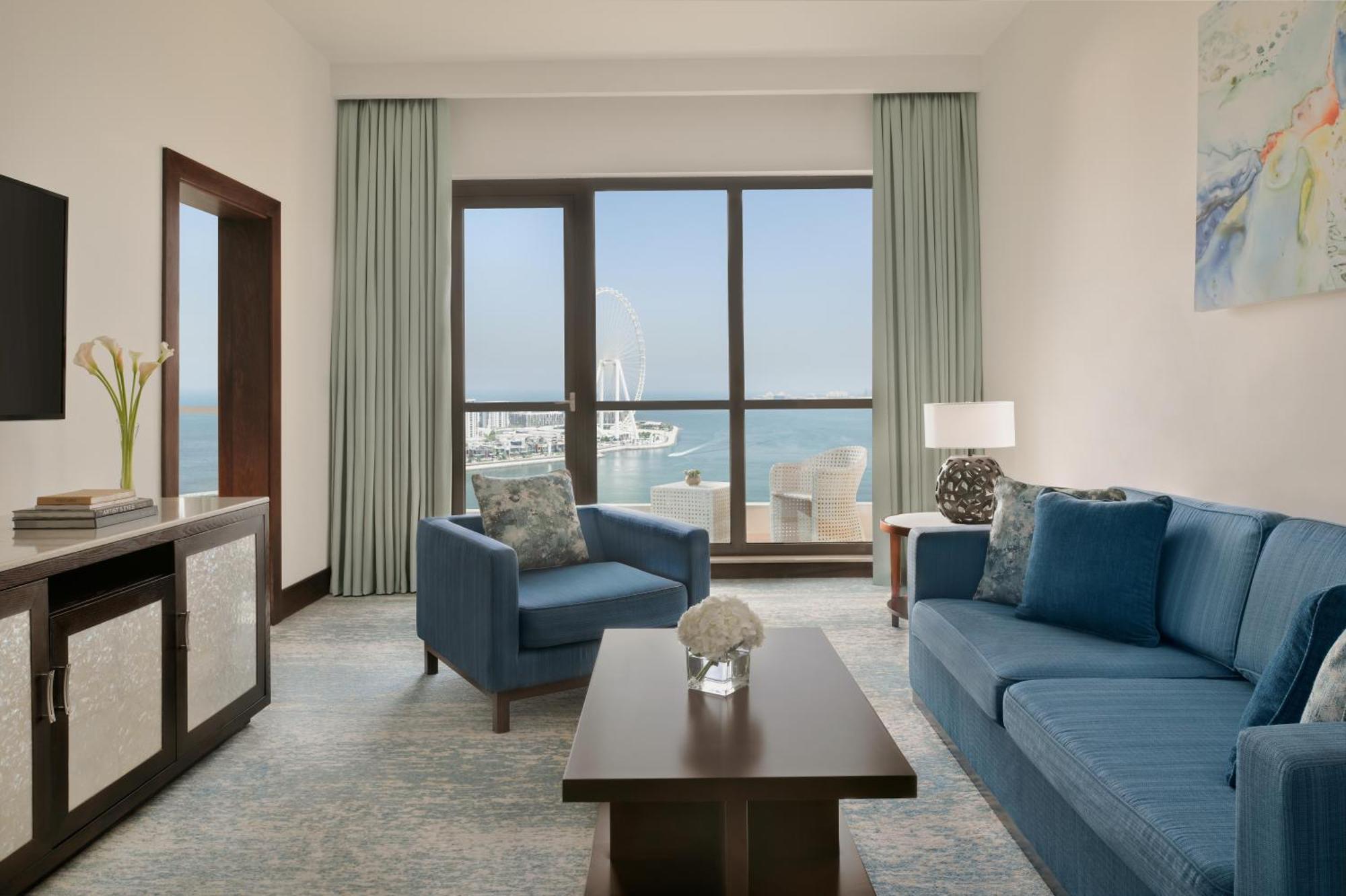 Apartament rodzinny typu Suite z 1 sypialnią, 2 balkonami, widokiem na diabelski młyn w Dubaju i dostępem do salonu Coral Lounge