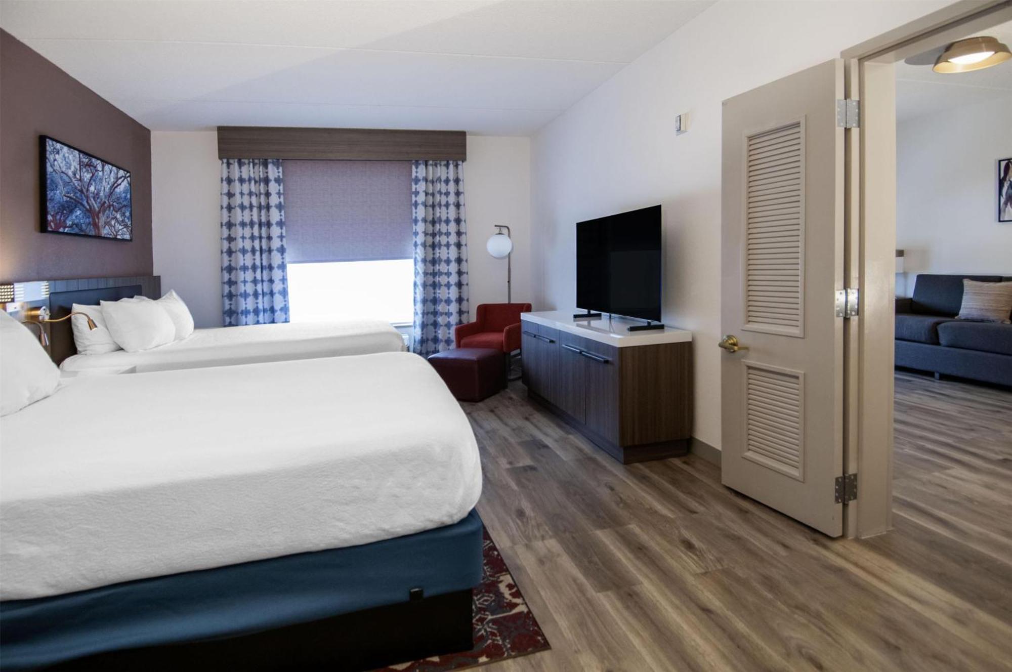 One-Bedroom Suite Two Queen Beds Jetted Bath Tub Sofa Bed
