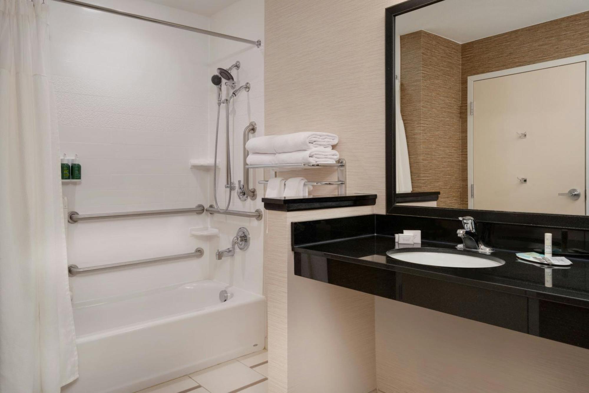 Studio Two Queen Beds Pool View Bathtub Mobility Access