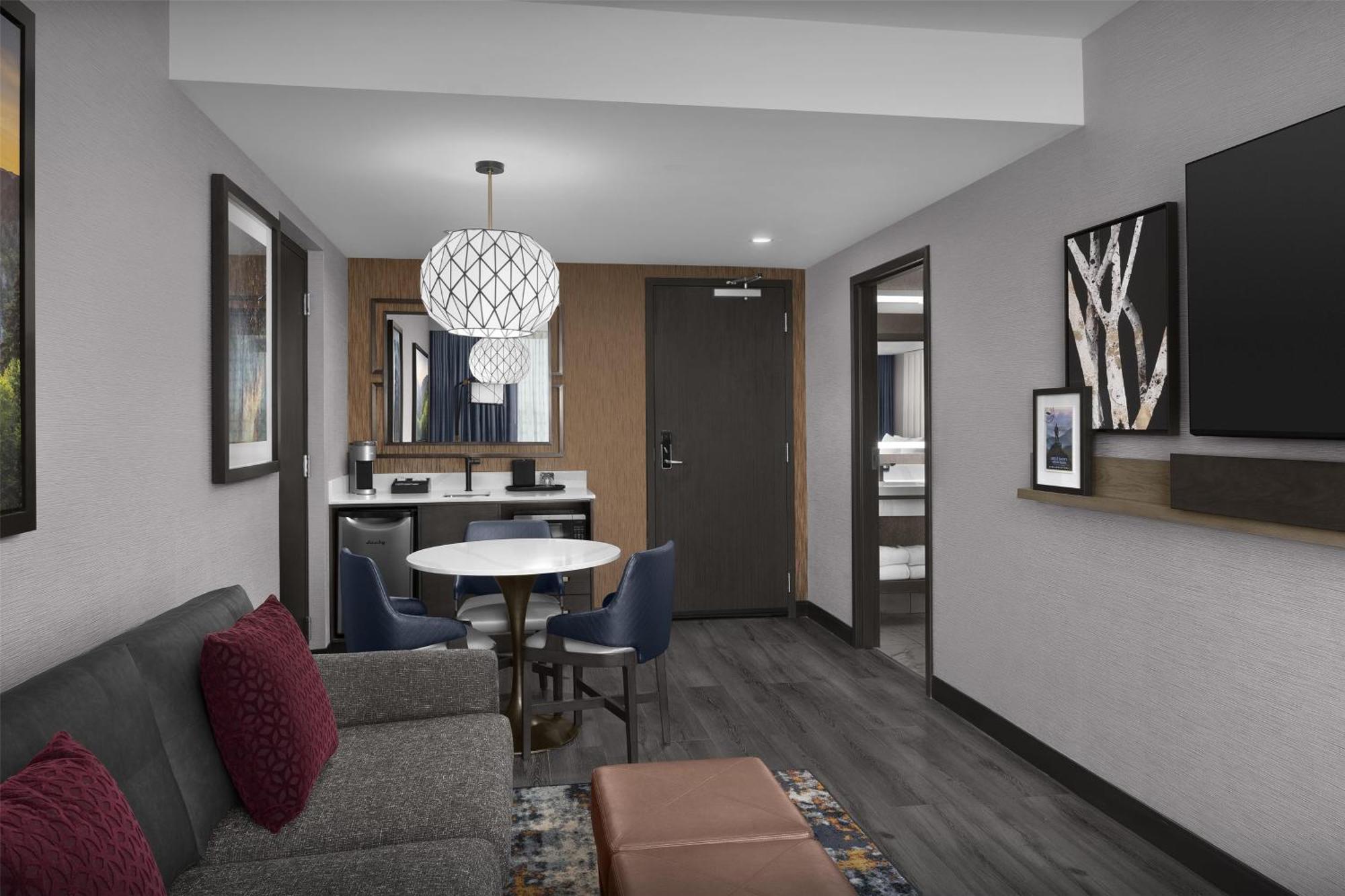 Two-Room Queen Suite Two Queen Beds