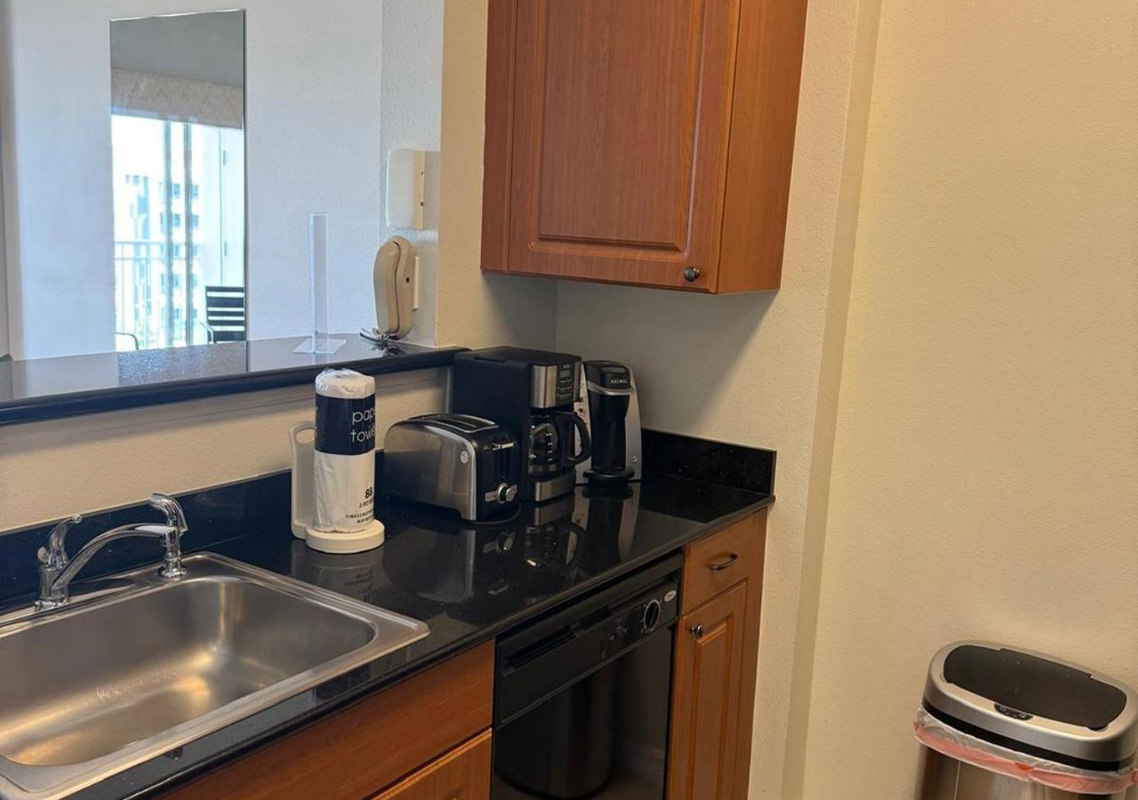 Deluxe One-Bedroom Apartment