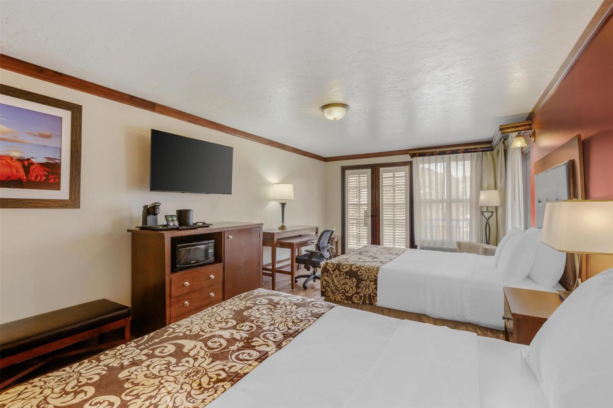 Queen Room Two Queen Beds Street View or Non-Smoking