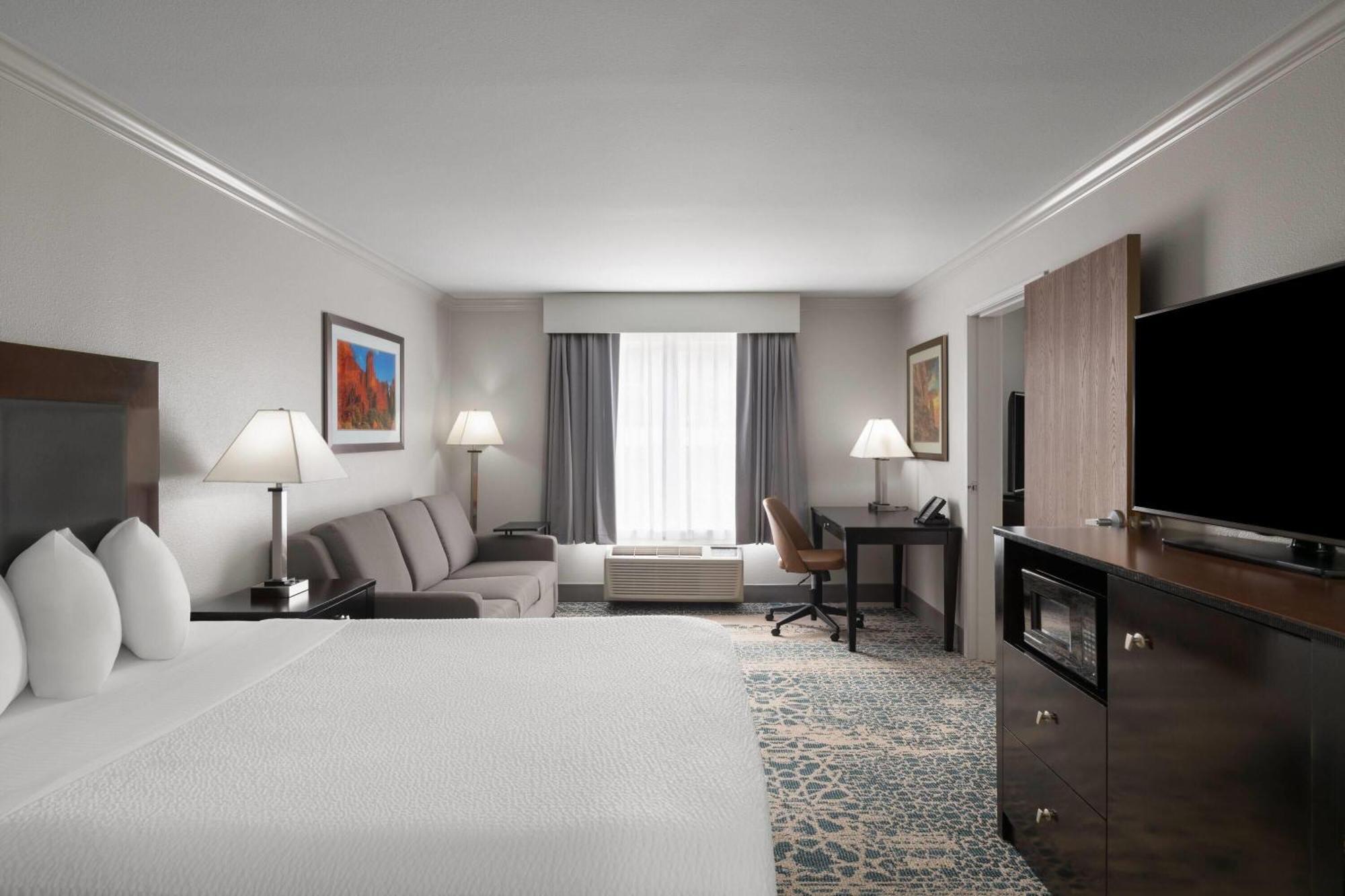Deluxe Suite Mobility Access or Non-Smoking