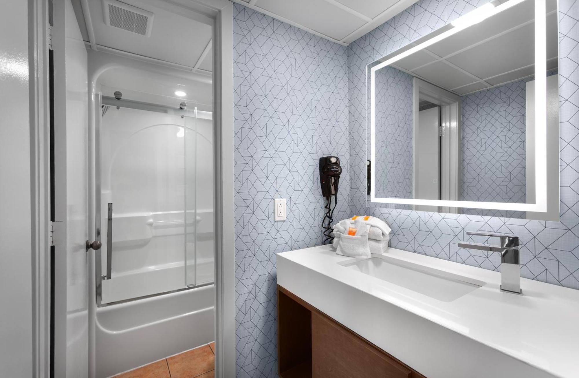 Premium One-Bedroom Suite Two Double Beds Ocean View