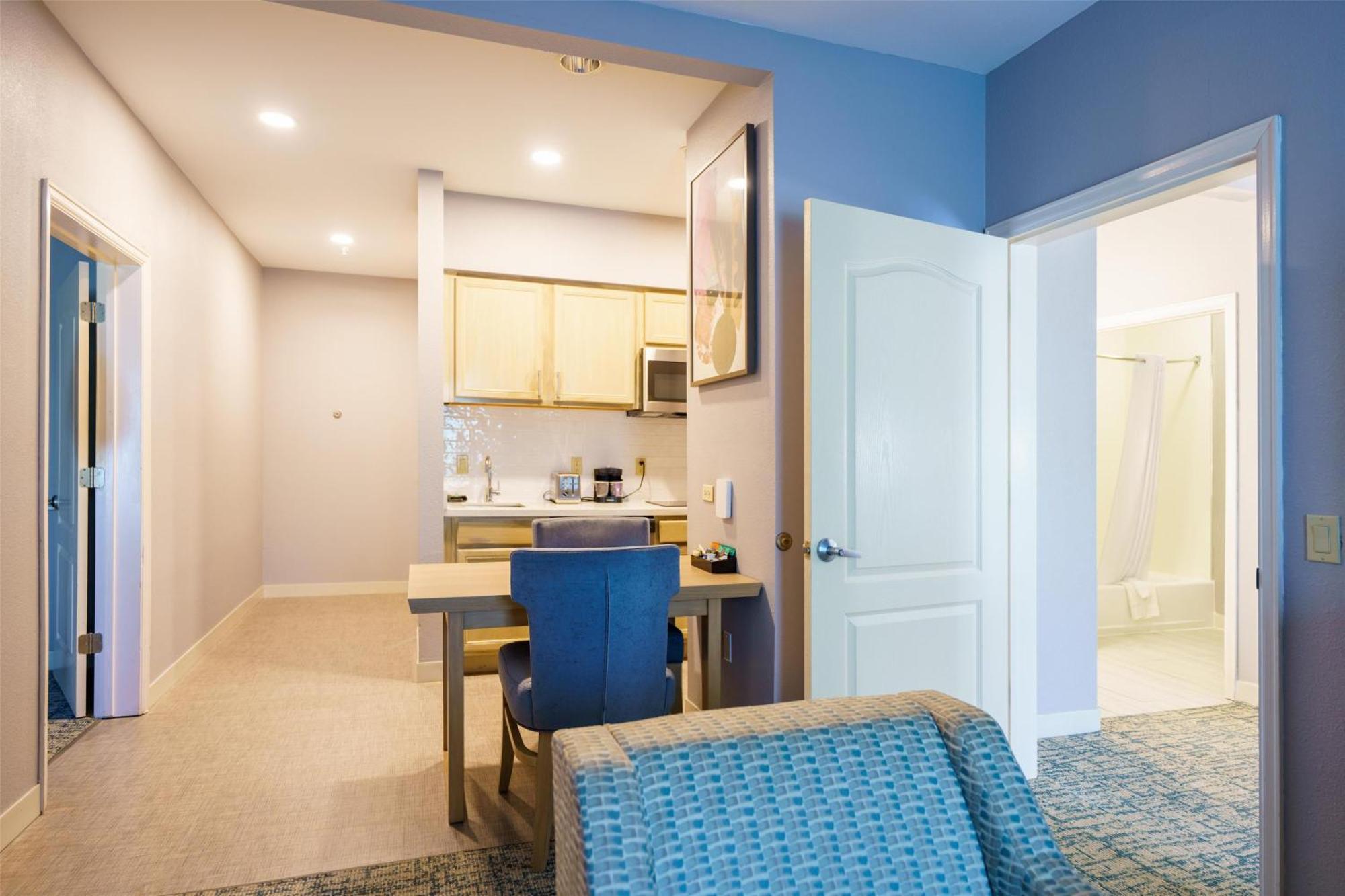 Two Bedroom Suite One King Two Queen Beds Non-Smoking