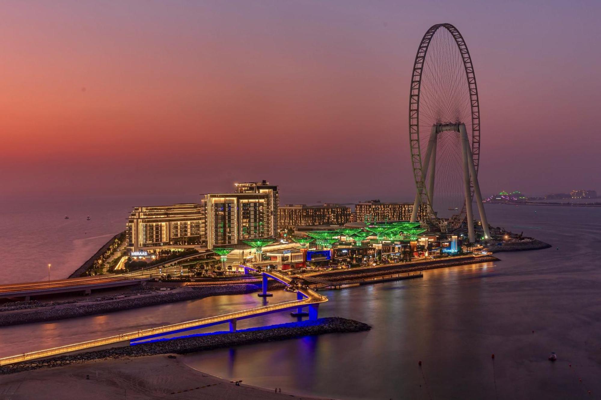 Apartament typu suite z 2 sypialniami i widokiem na koło obserwacyjne Dubai Eye