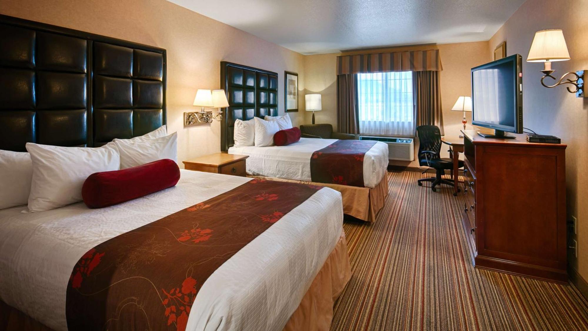 Queen Room with Two Queen Beds with Roll-In Shower - Mobility Access