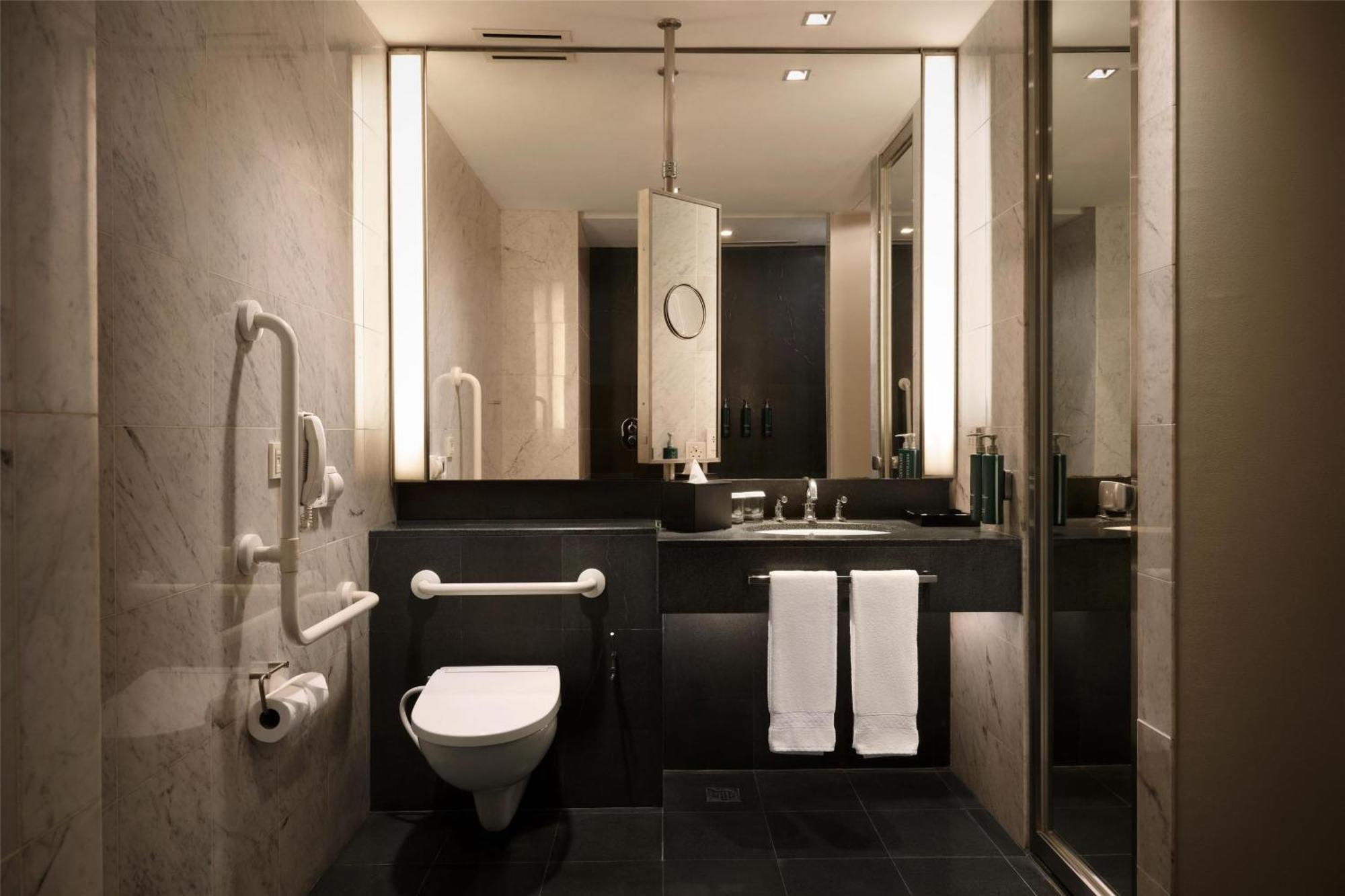 King Accessible Room Lake View