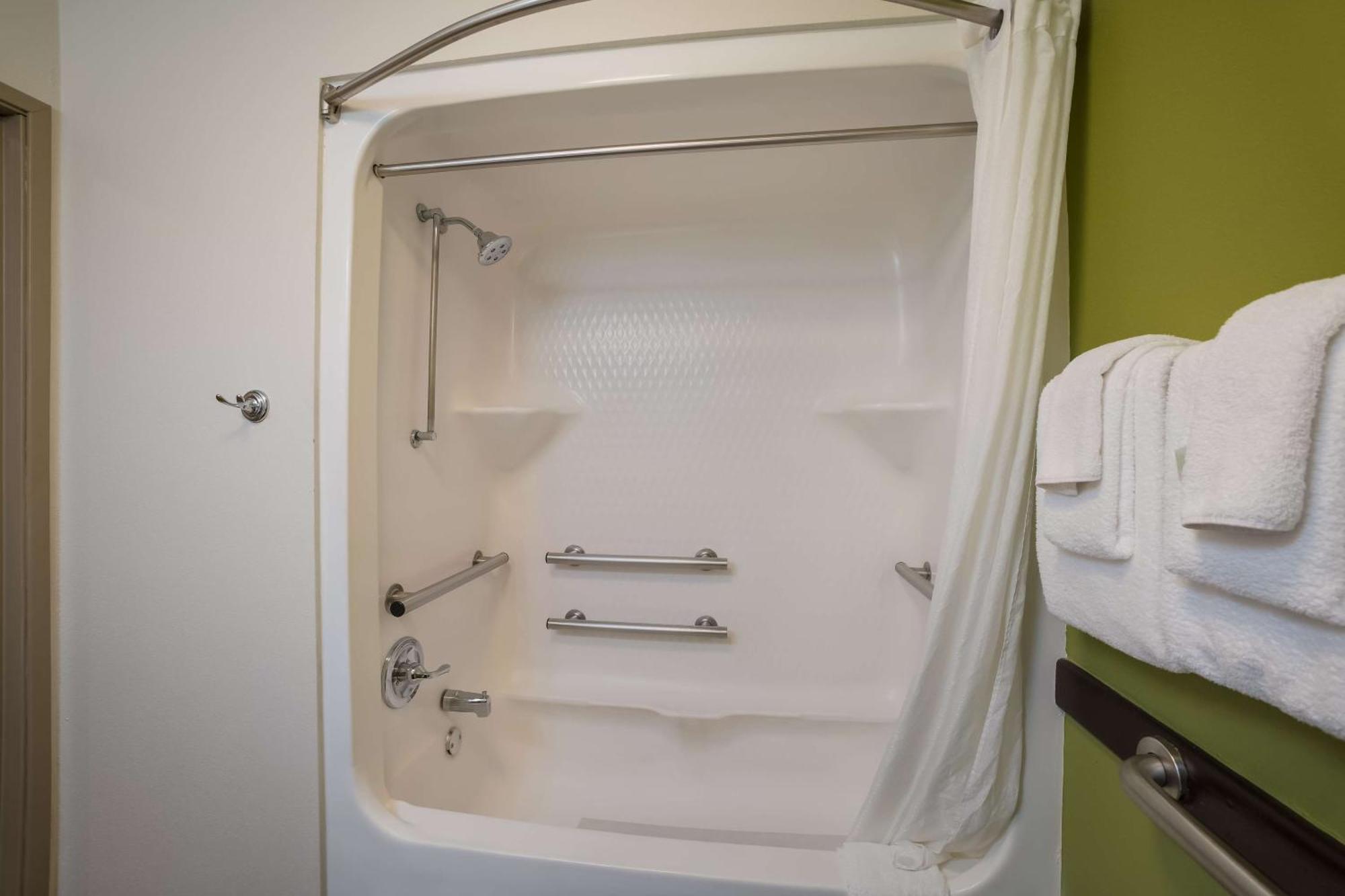 Queen Room Bath Tub Mobility Accessible
