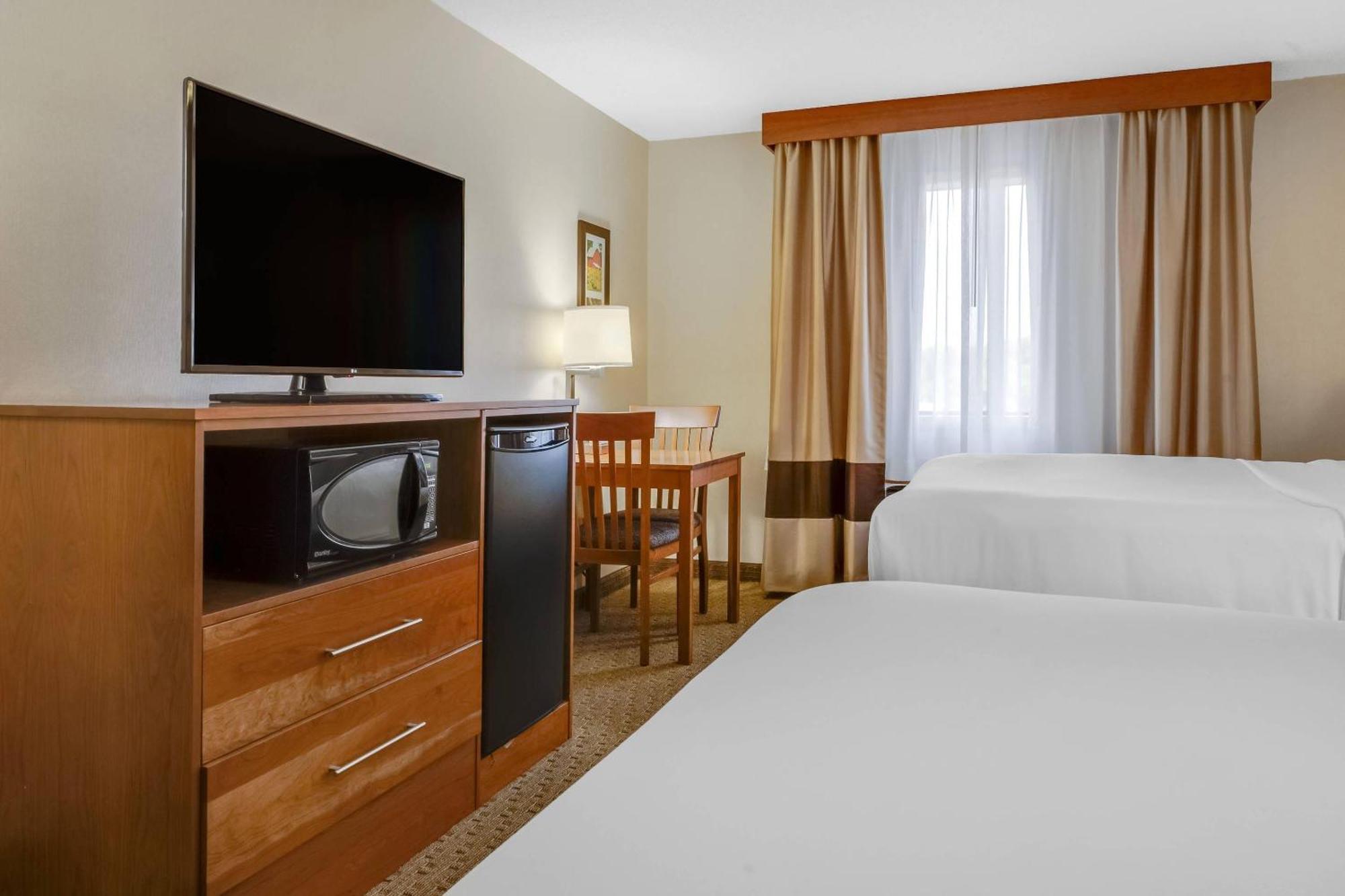 Queen Room Two Queen Beds Pet Friendly or Ground floor