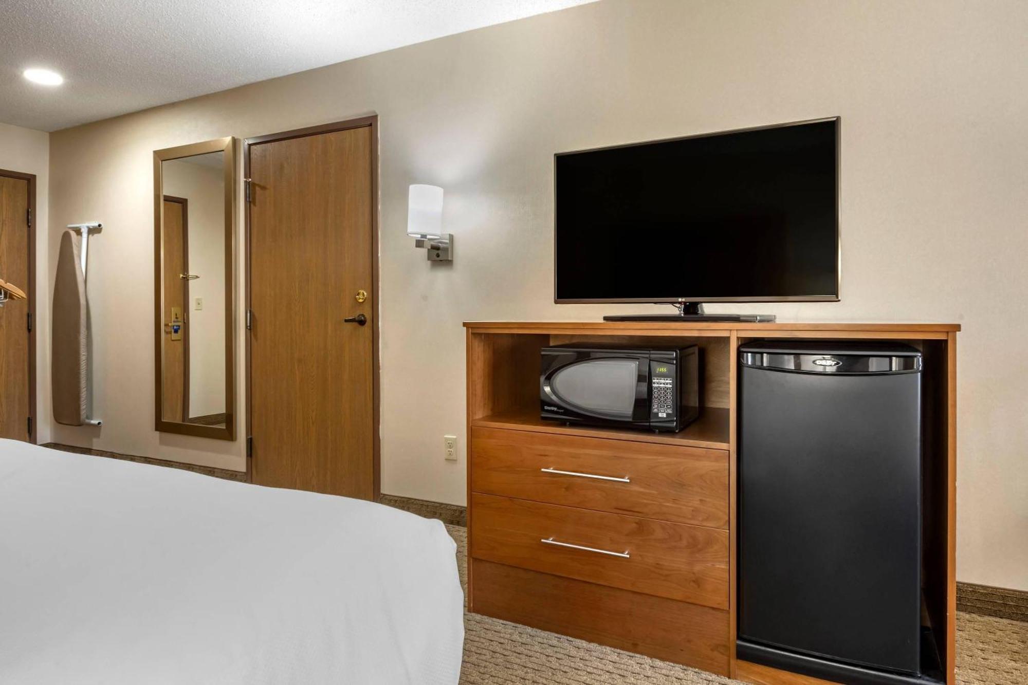 Queen Room Two Queen Beds Pet Friendly or Ground floor