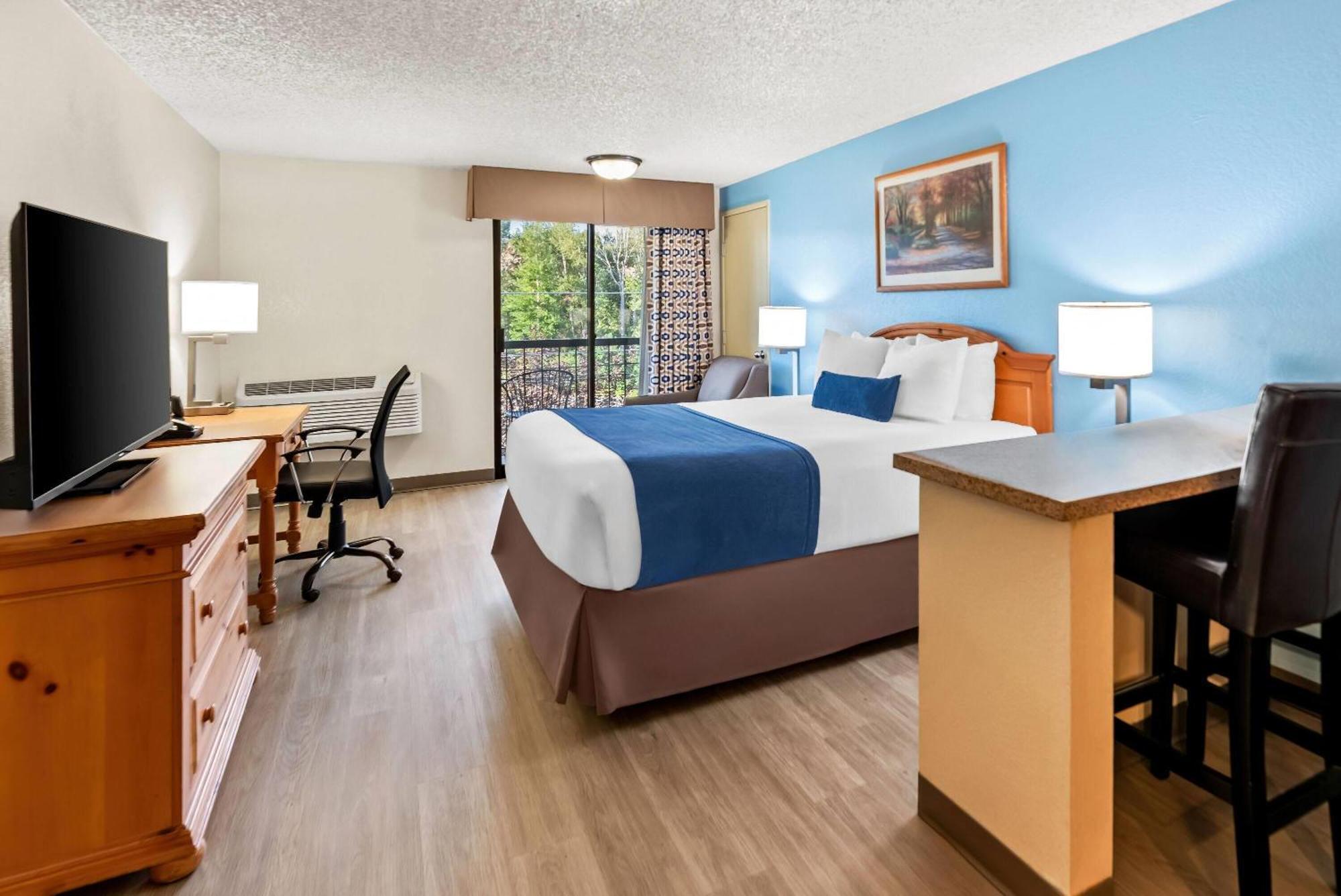 Queen Studio Suite River View Non-Smoking