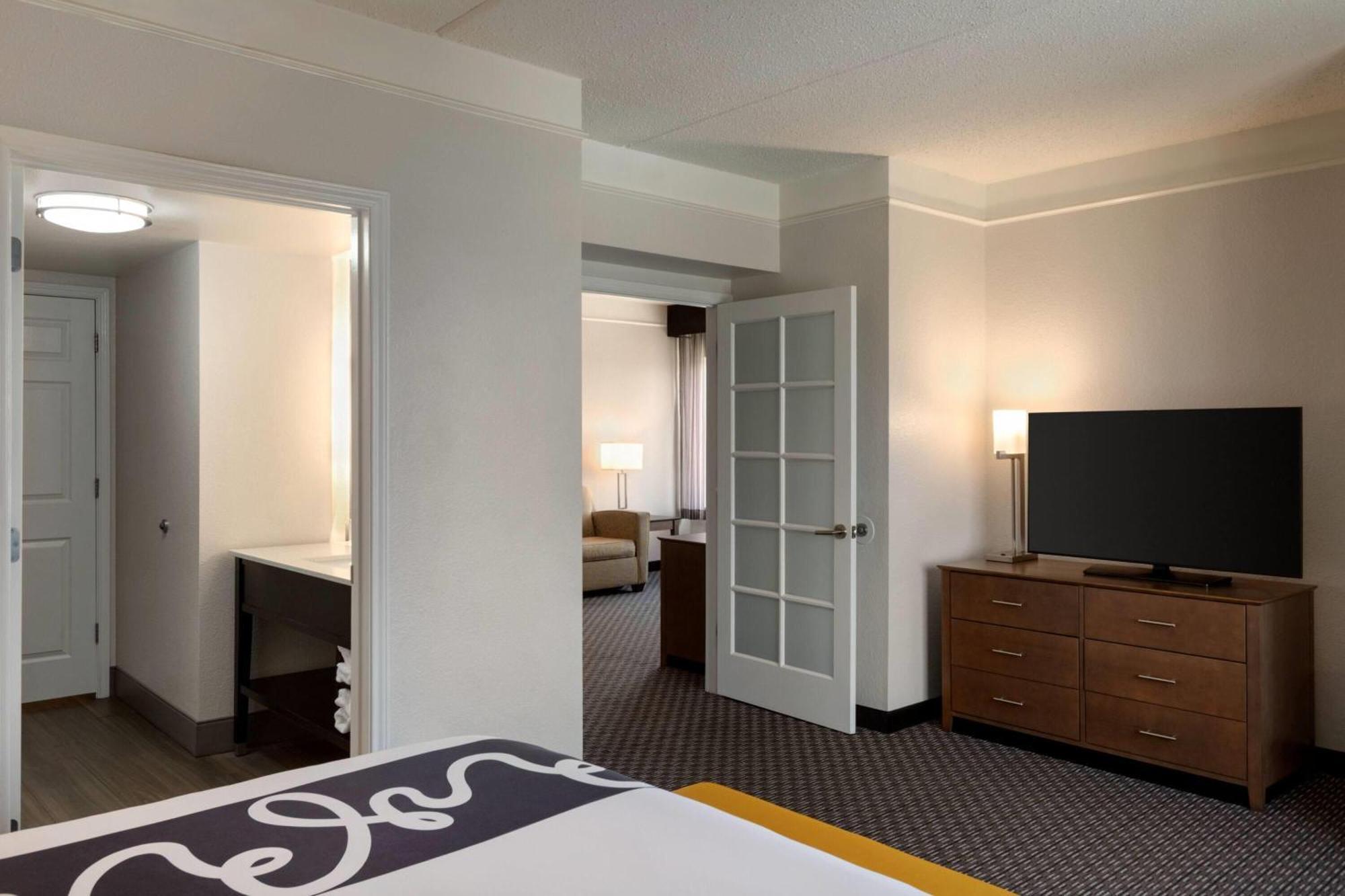 Deluxe Family Suite Park or Pool View Non-Smoking