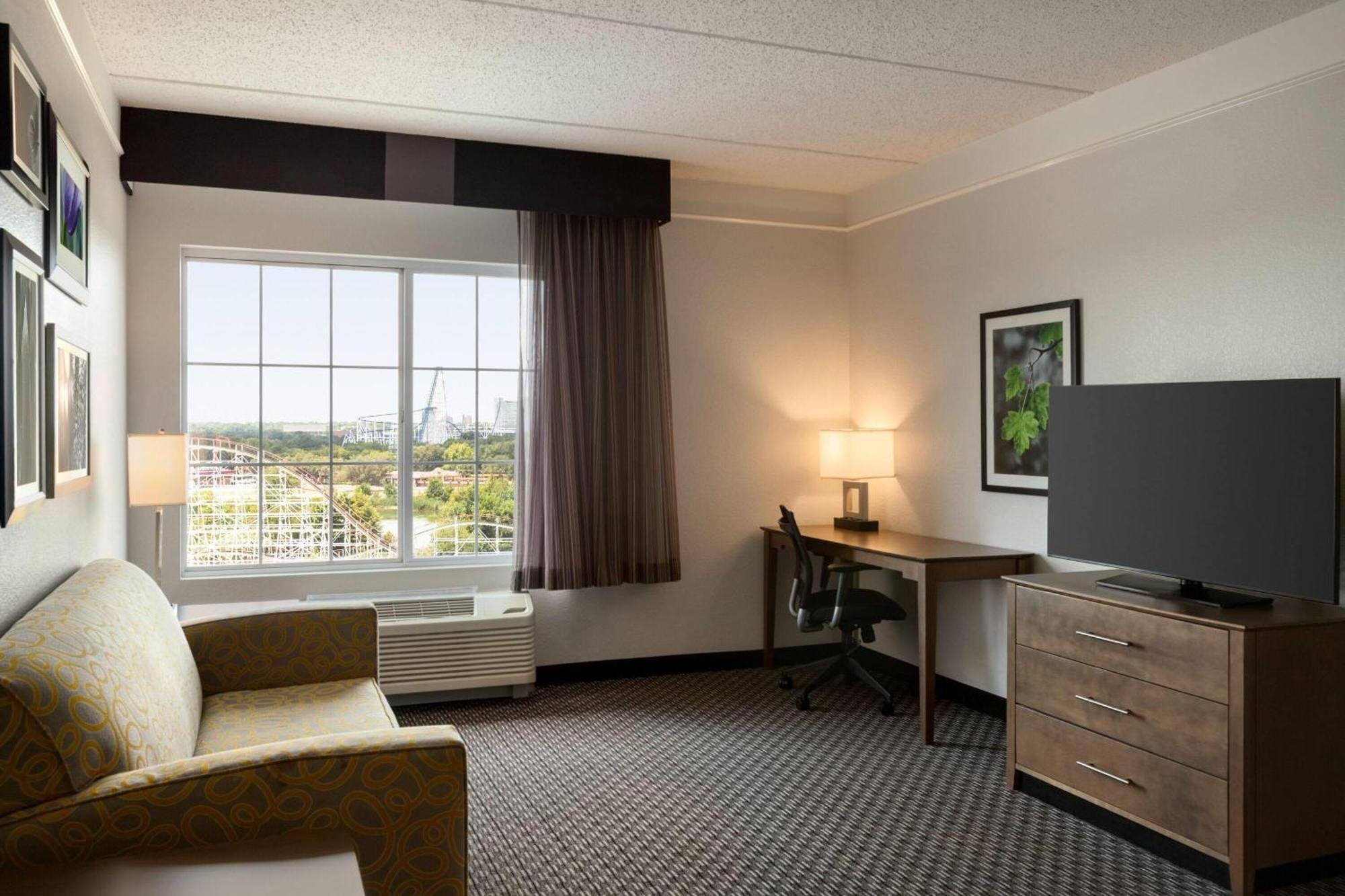 Deluxe Family Suite Park or Pool View Non-Smoking
