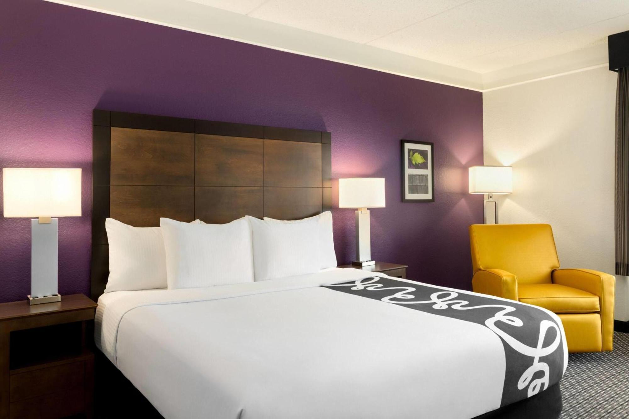 King Room Pool View Mobility or Hearing Access Tub Non-Smoking