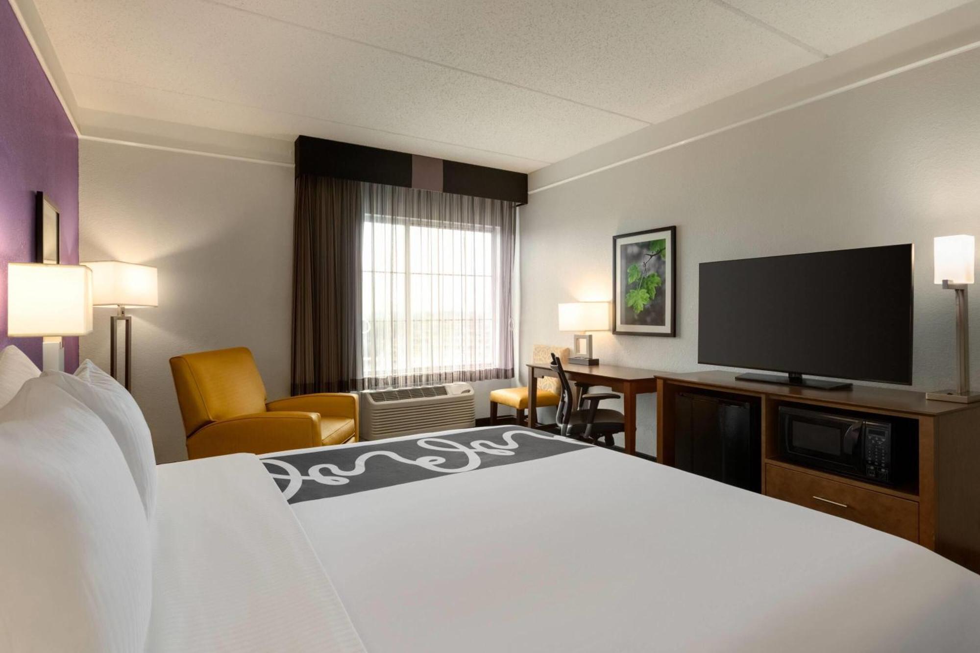 King Room Pool View Mobility or Hearing Access Tub Non-Smoking