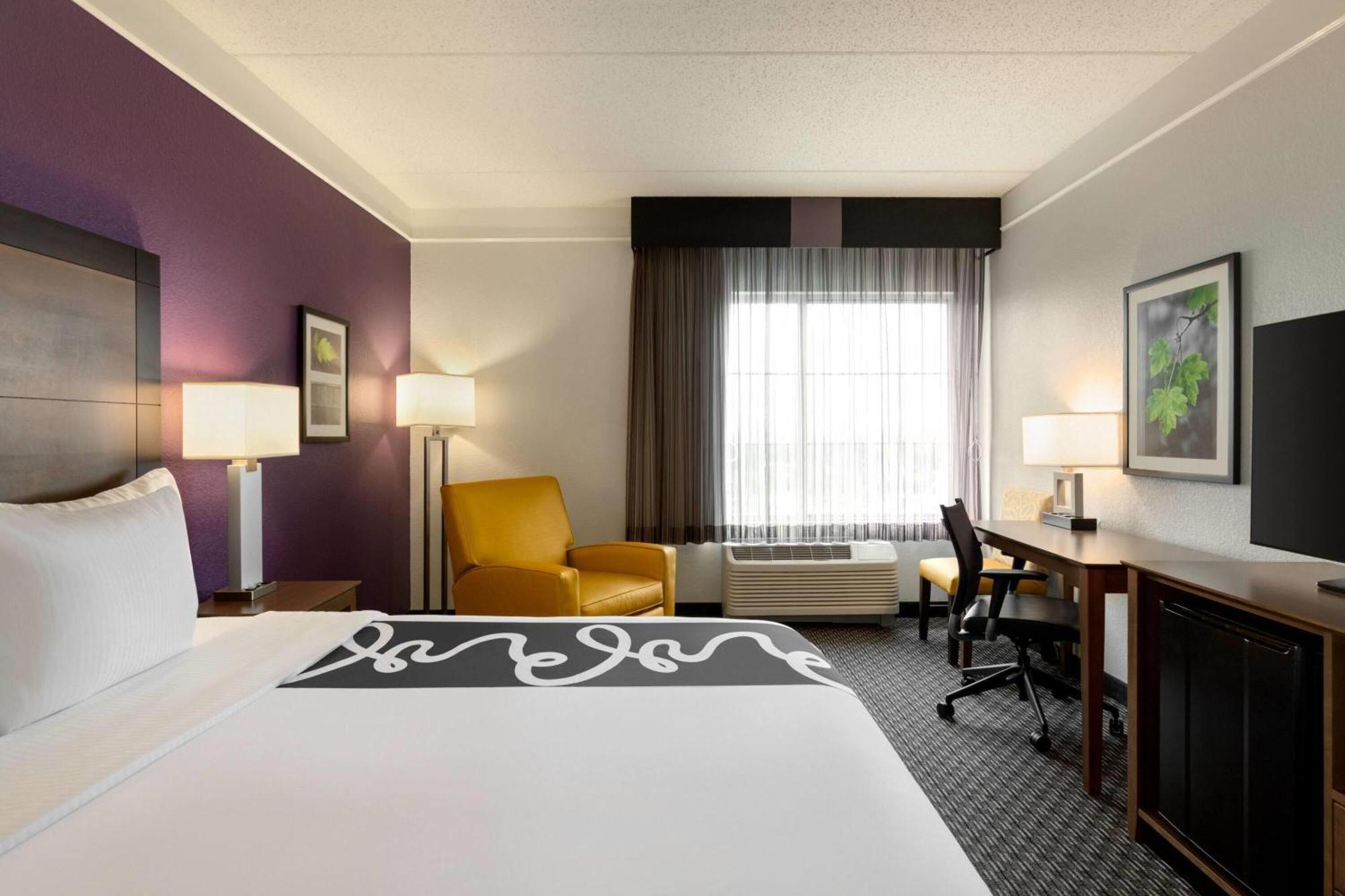 King Room Pool View Mobility or Hearing Access Tub Non-Smoking