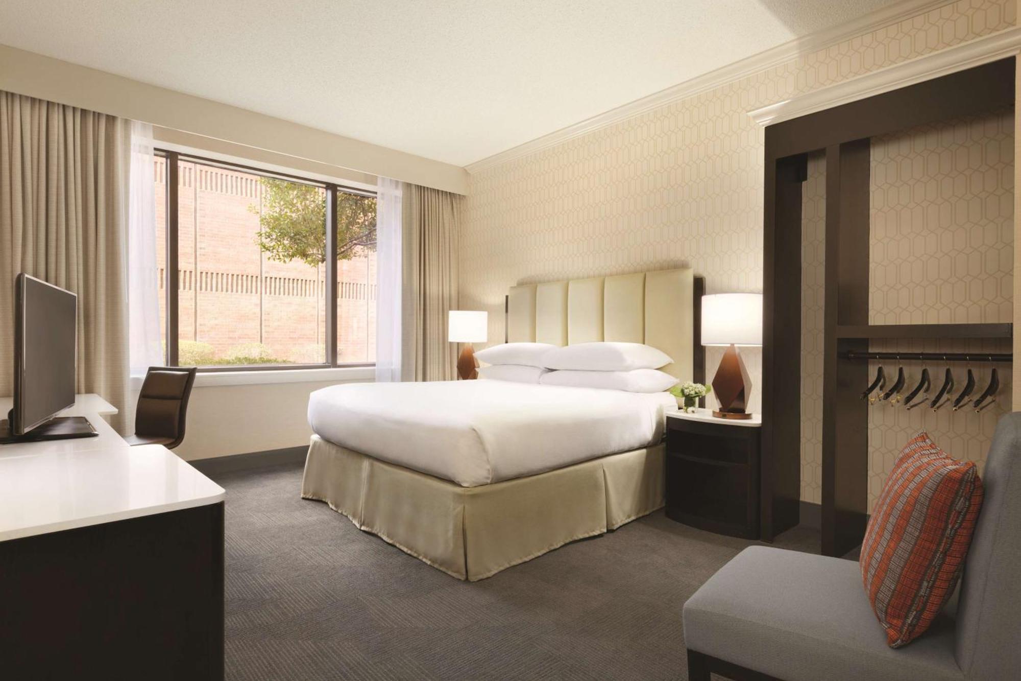 King Room Tub Mobility Hearing Access