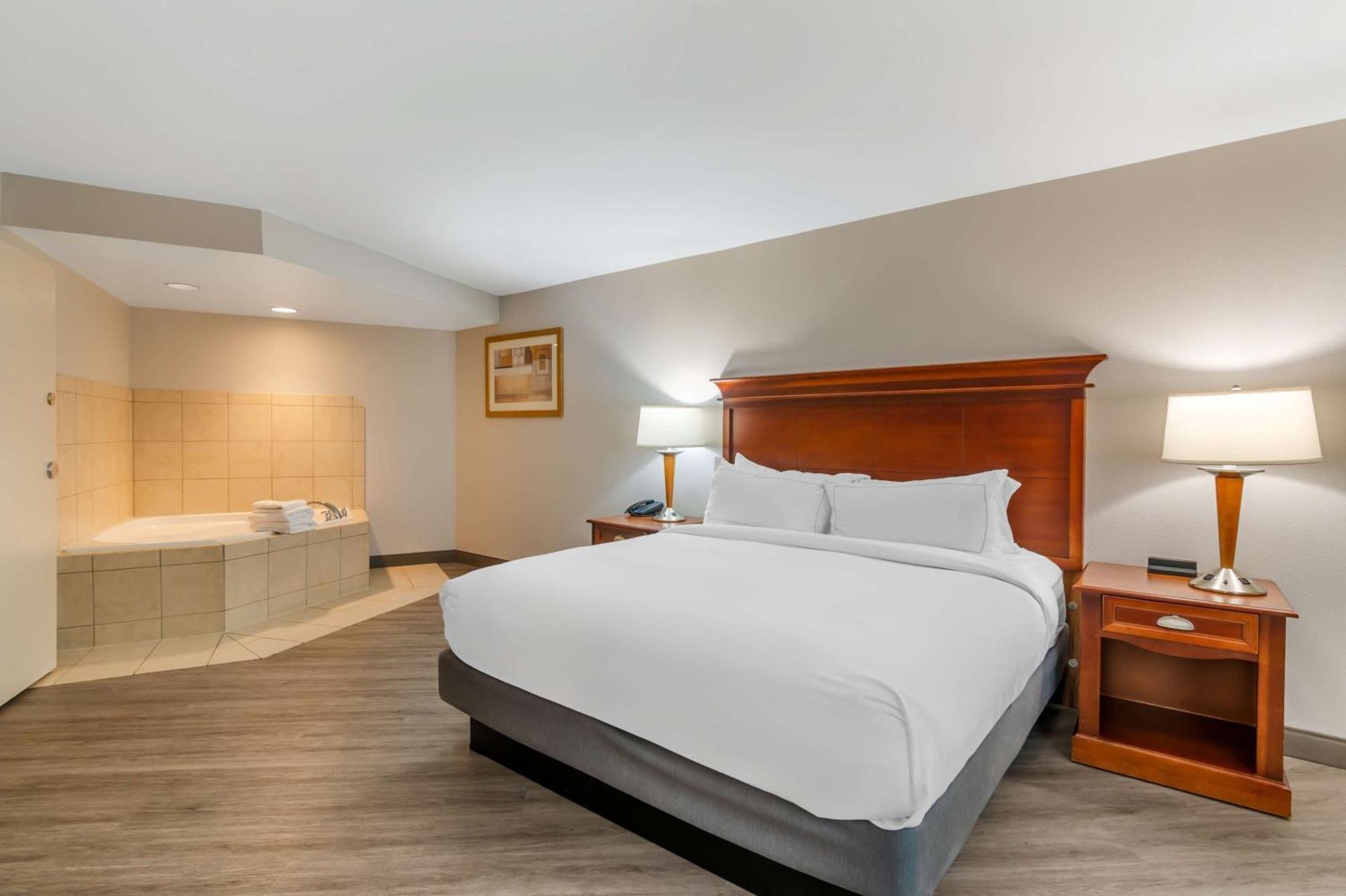 King Suite Whirlpool Non-Smoking