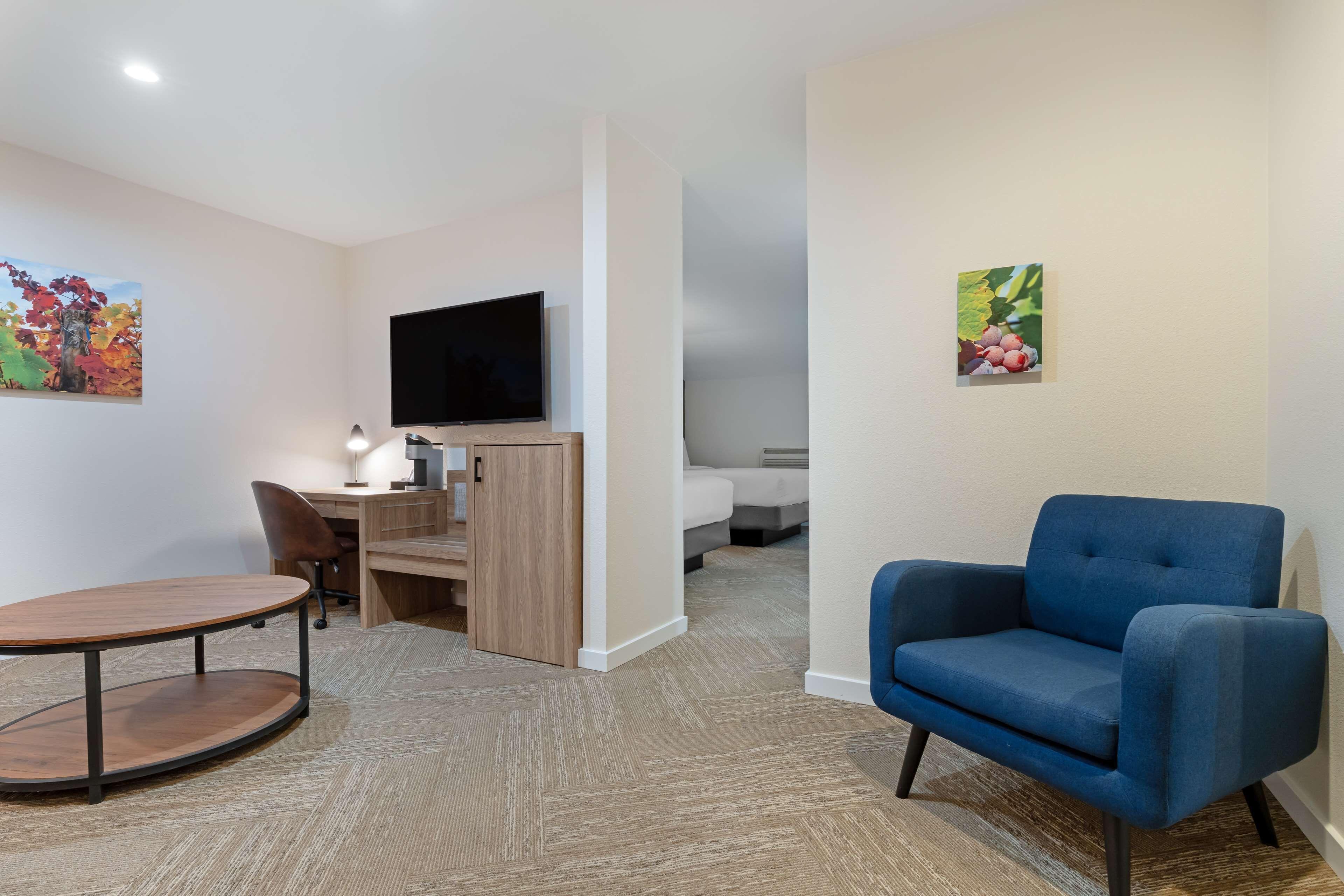 One-Bedroom Queen Suite Two Queen Beds Sofa Bed Non-Smoking