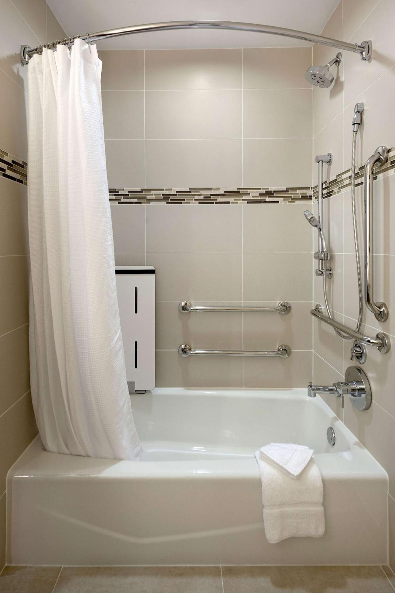 King Room Bath Tub Mobility Hearing Access or Non-Smoking