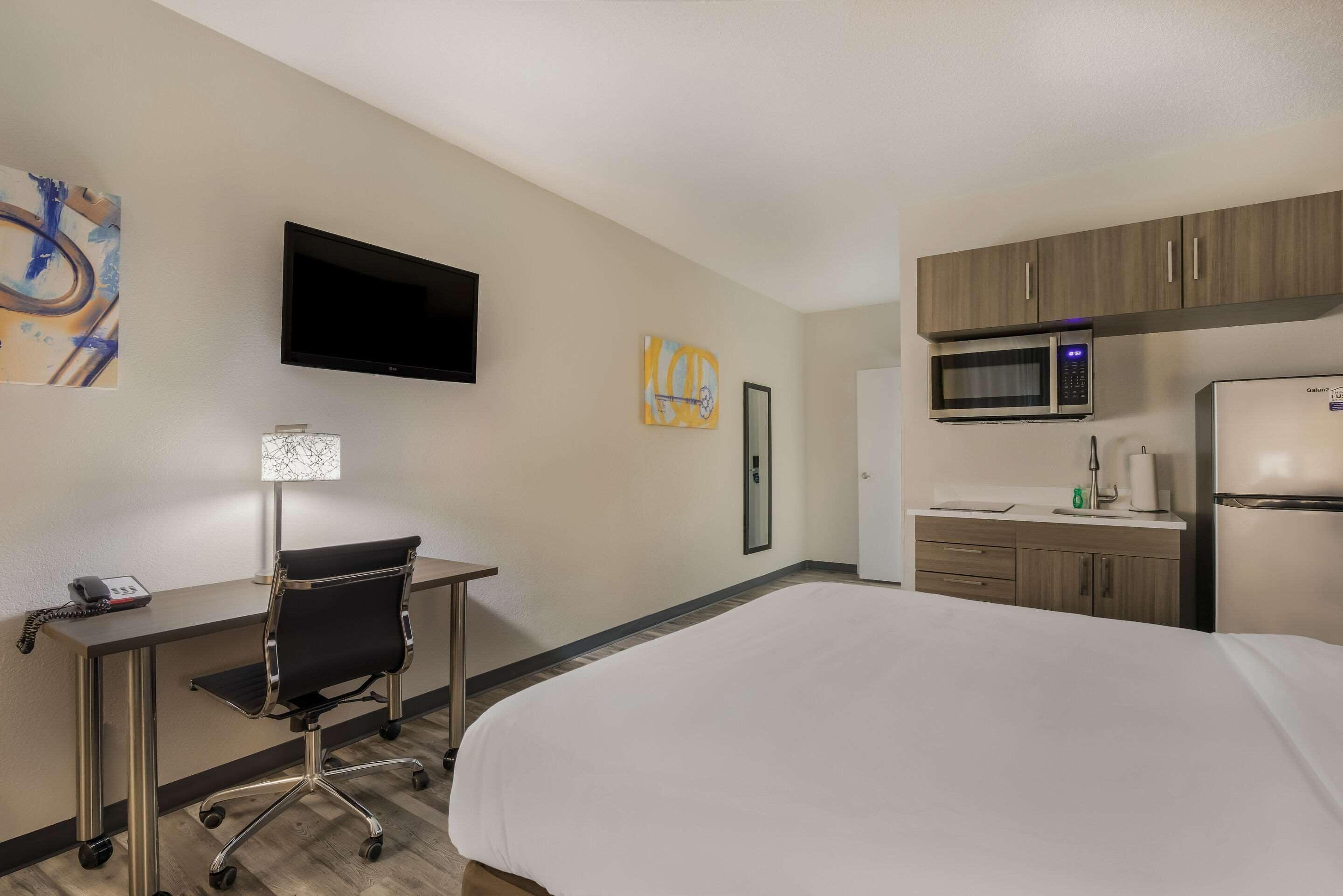 Efficiency Queen Suite Tub Disability Access or Non Smoking