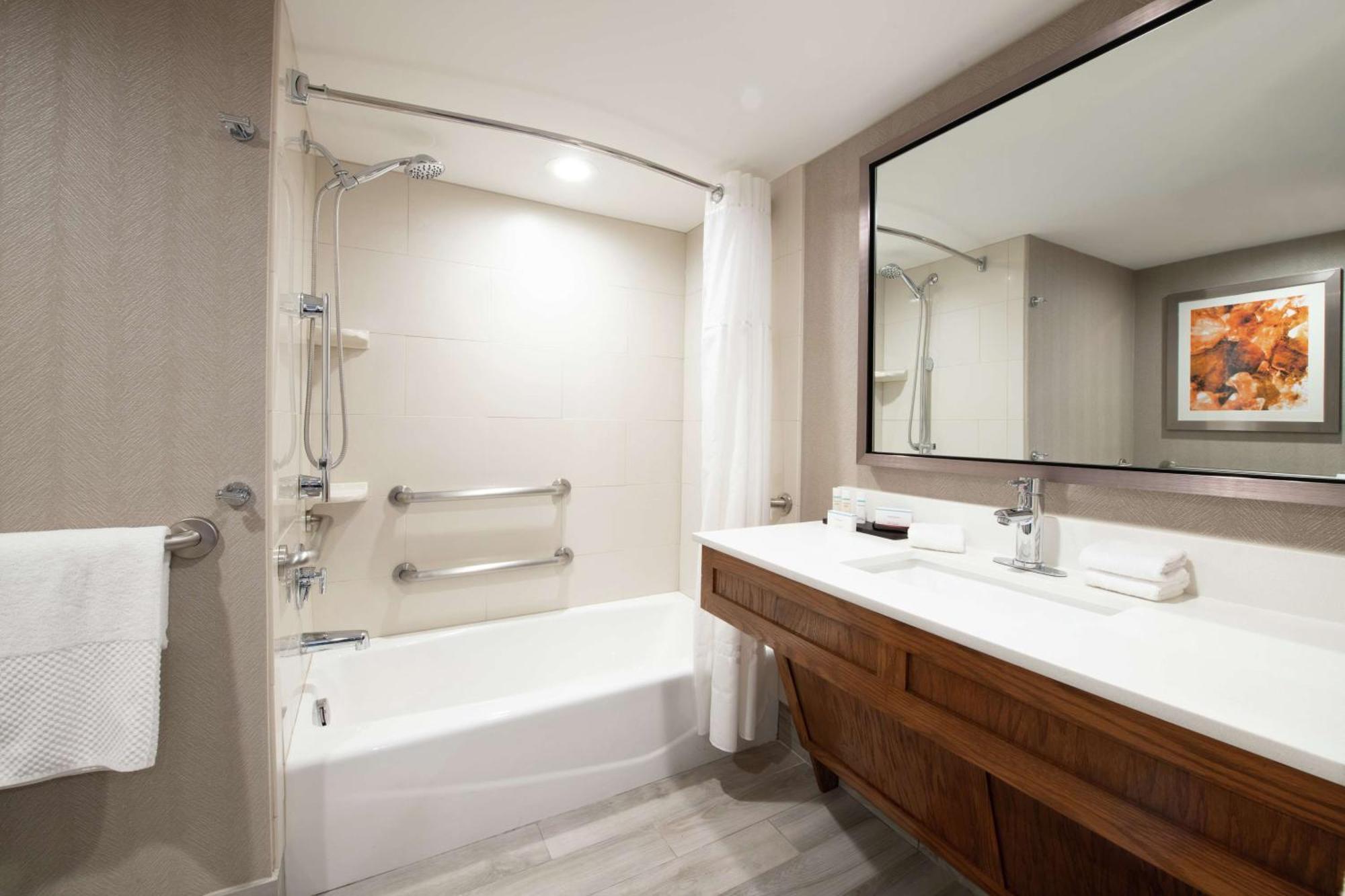King Suite Accessible Tub Mobility Hearing Access or Non-Smoking