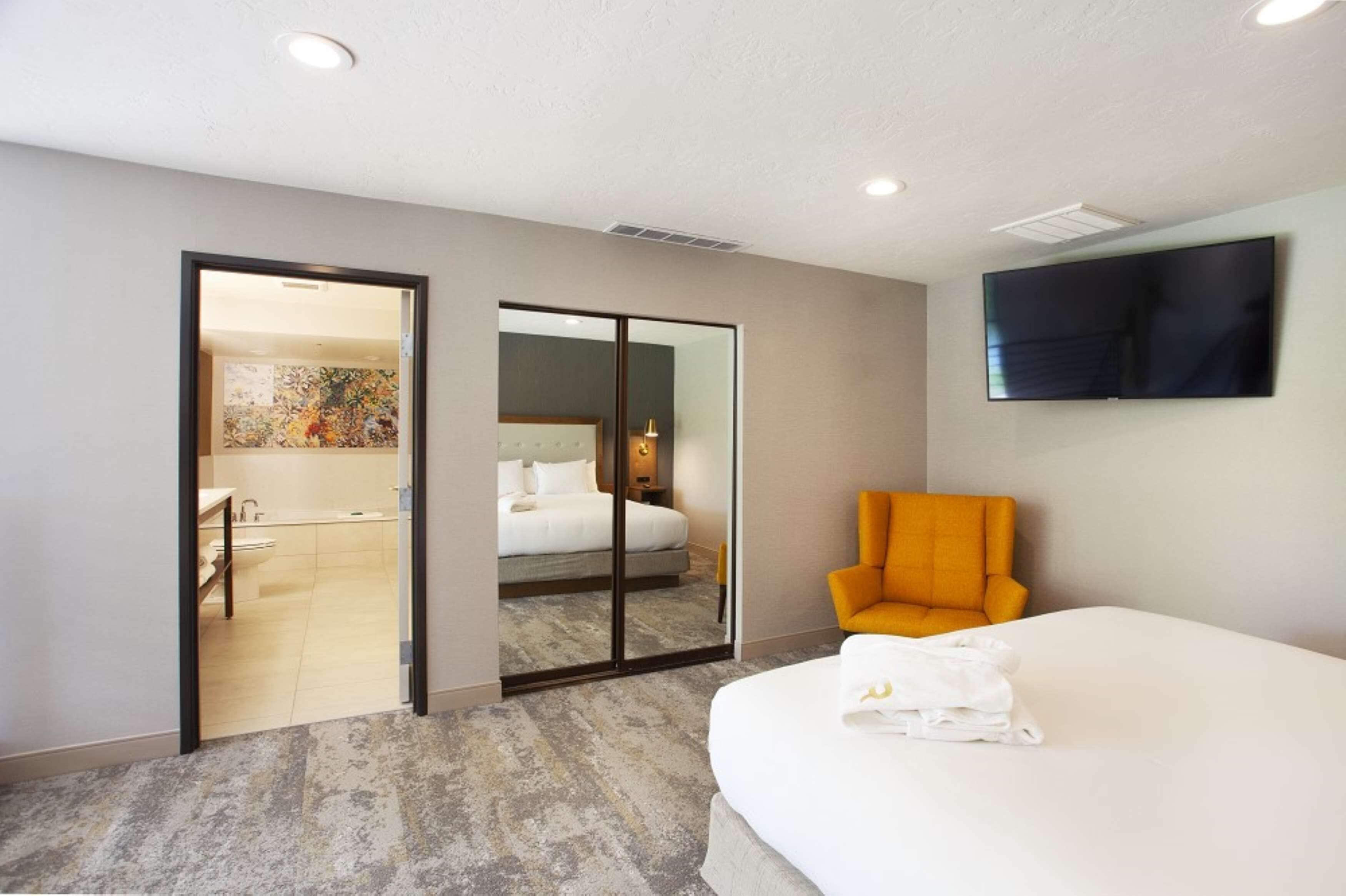 Presidential Loft King Suite Spa Bath River View Patio Non-Smoking