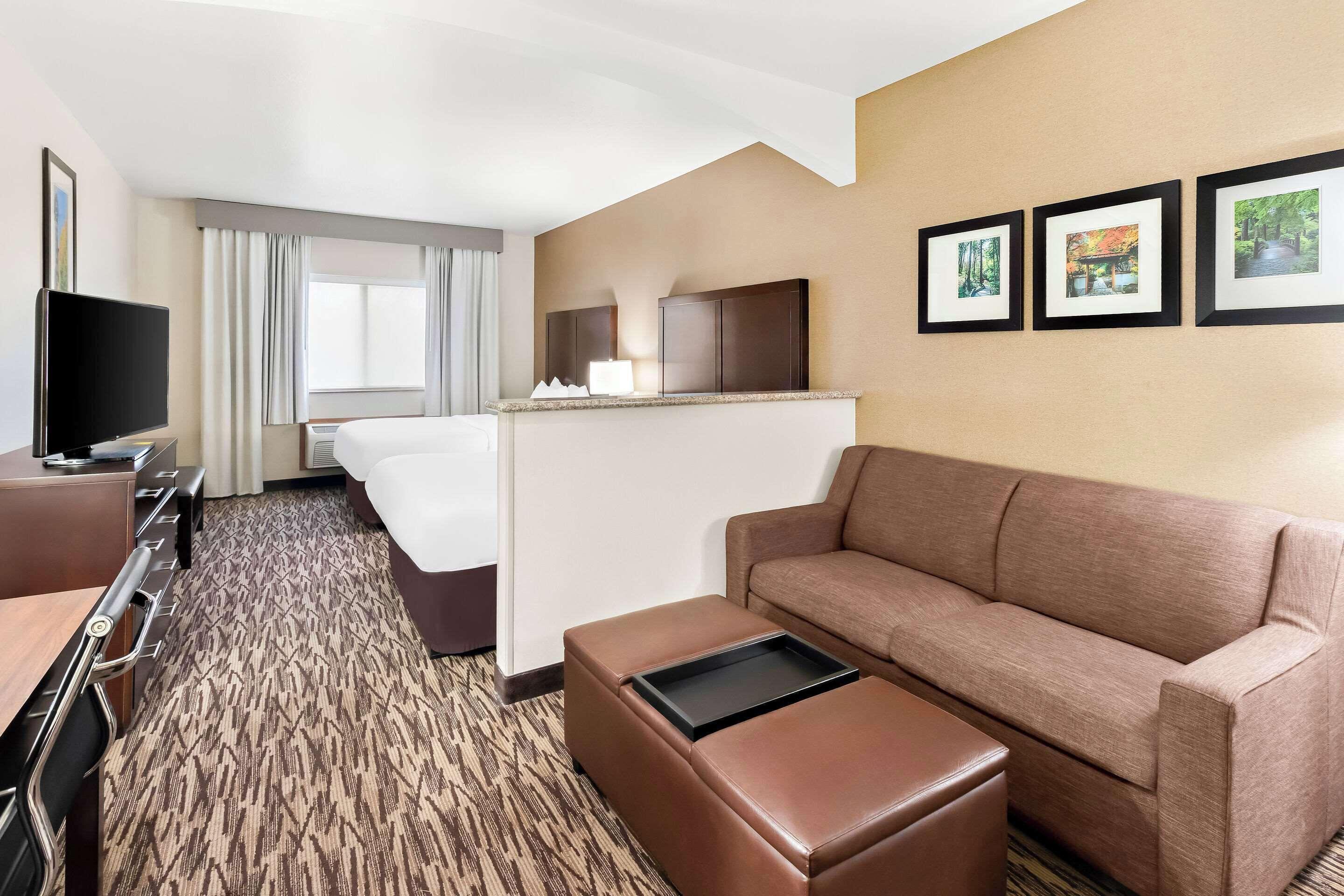 Queen Suite Two Queen Beds