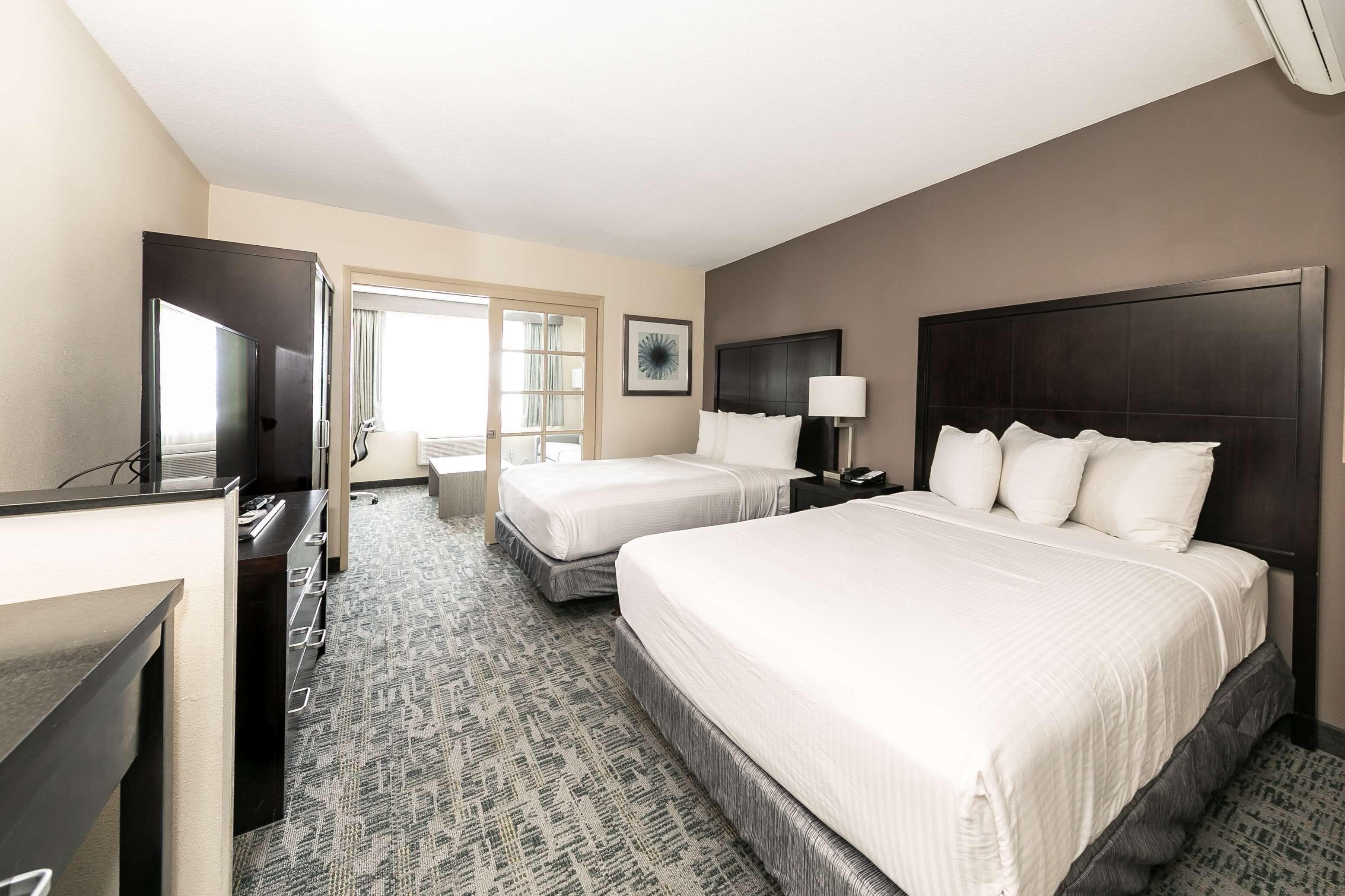Suite Two Double Beds Sofa Bed Non-Smoking