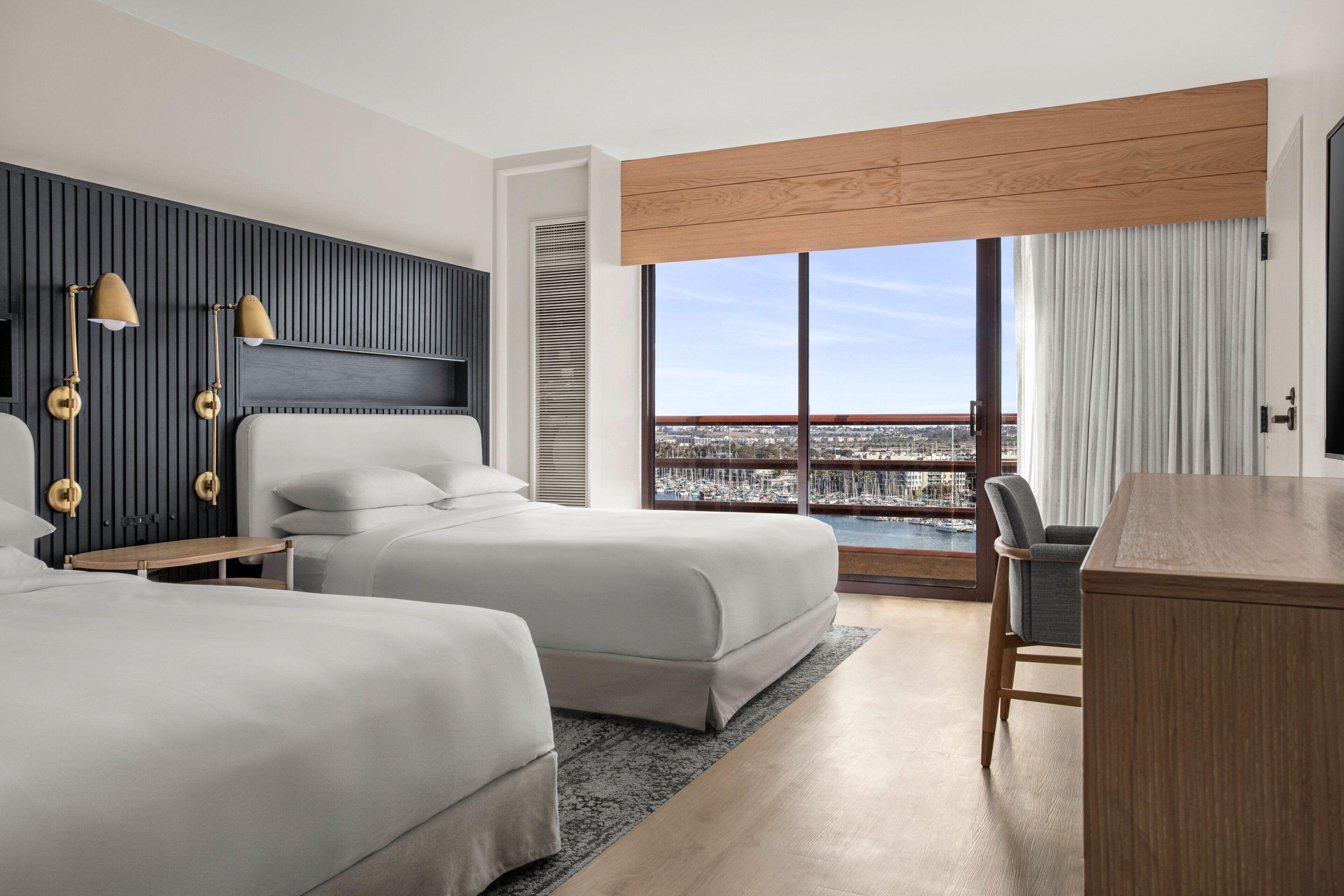 Concierge level Guest room Two Double Beds Marina view