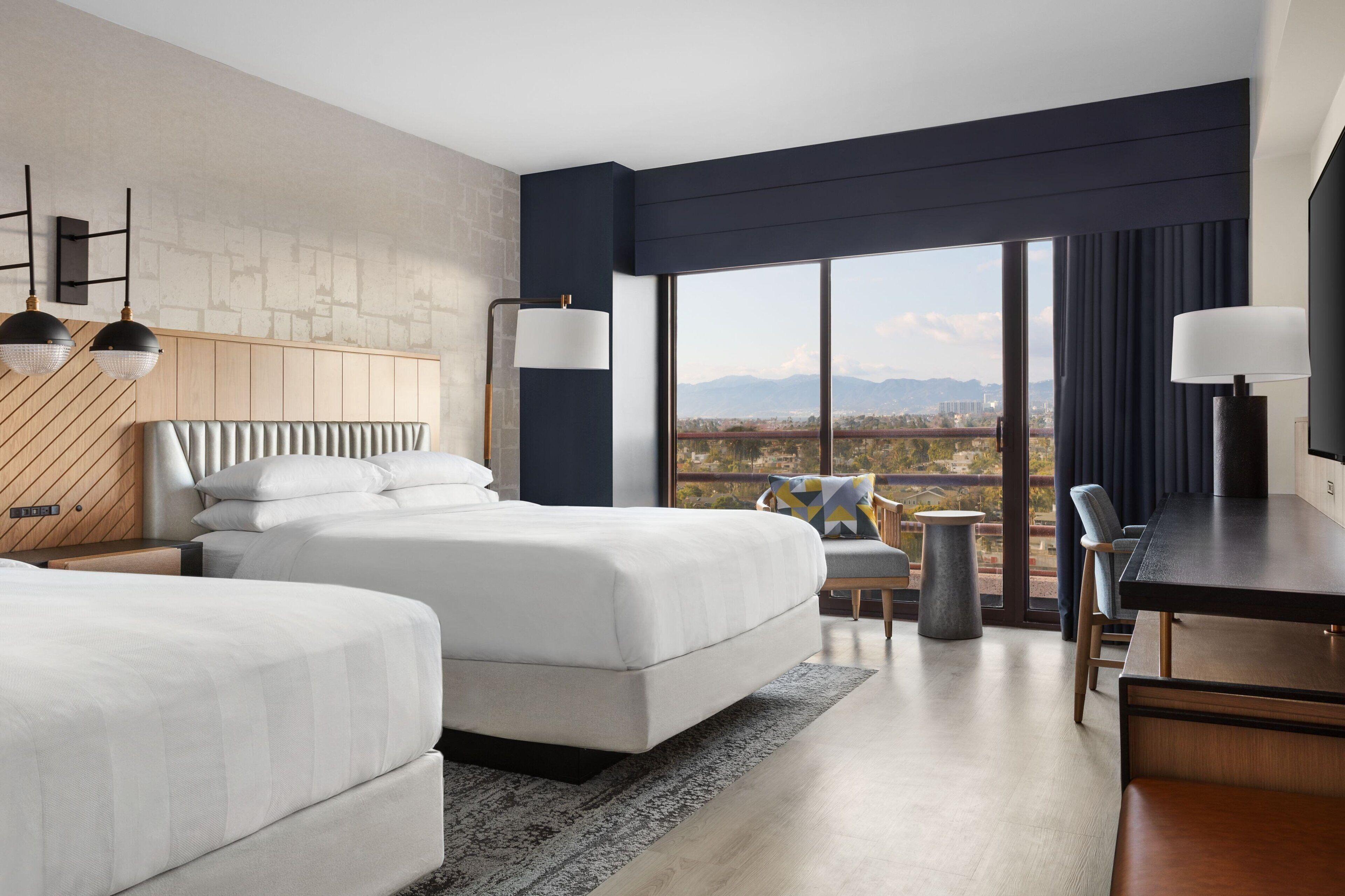 Concierge level Guest room Two Double Beds Marina view