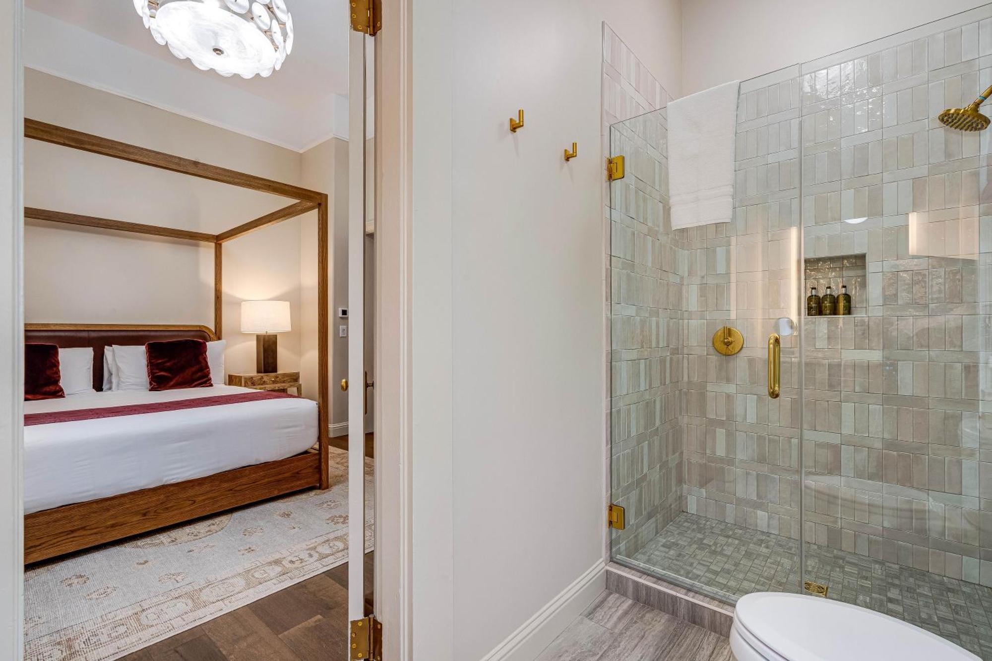King Suite Pool View