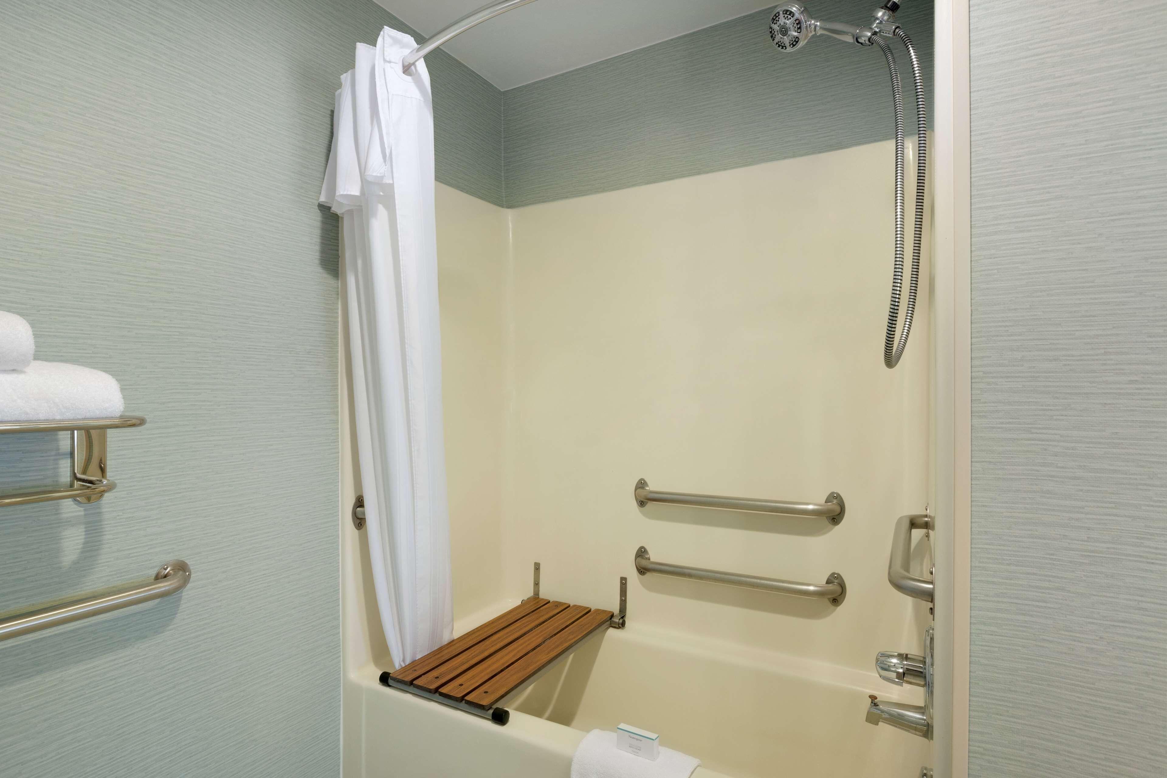 Queen Suite Tub Mobility Access or Non-Smoking